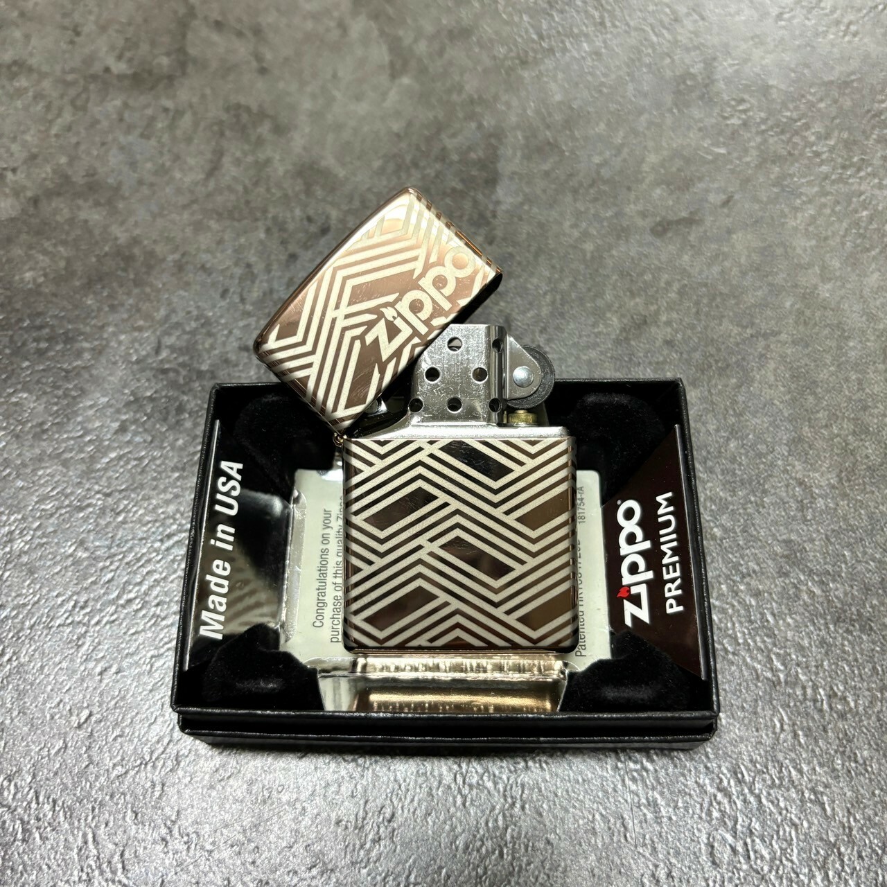 【zippo】德國原裝正品、幾何環繞、煤油打伙機、質感花紋系列（內膽可選搭ZIPPO/ZORRO/充氣/煤油）