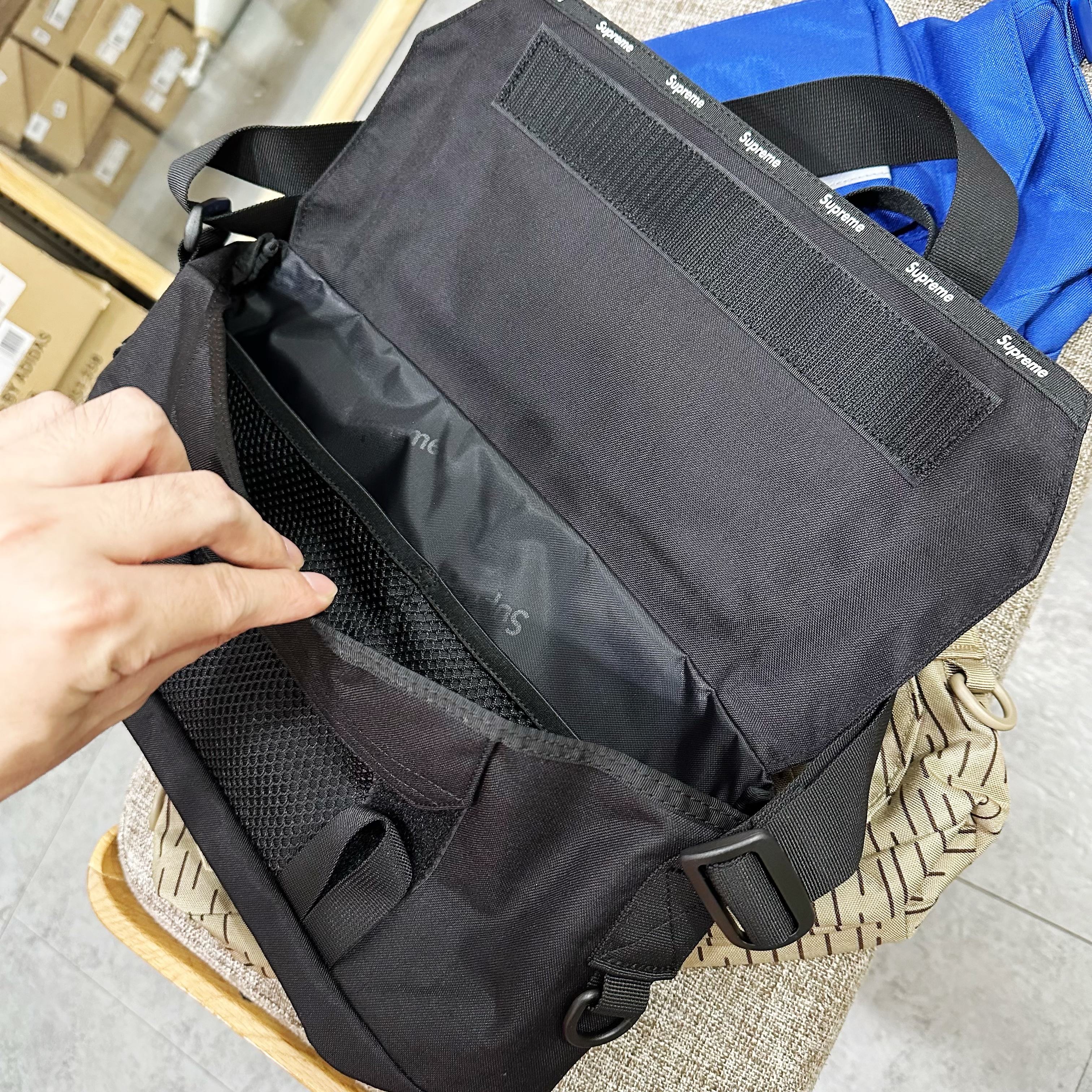 こ　Supreme 24FW Messenger Bag ブラック 期間限定ポイント5倍キャンペーン中!!] 新品 シュプリーム