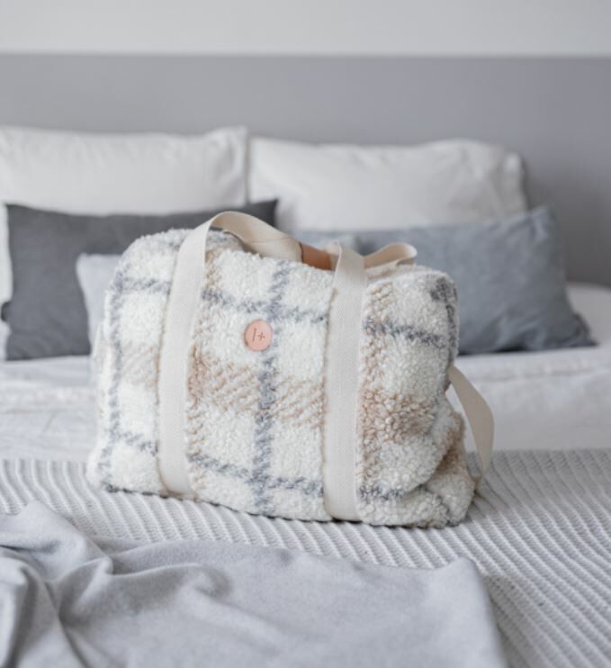 1+ in the family 毛毛格紋包 CHECK-FURRY-BAG ecru