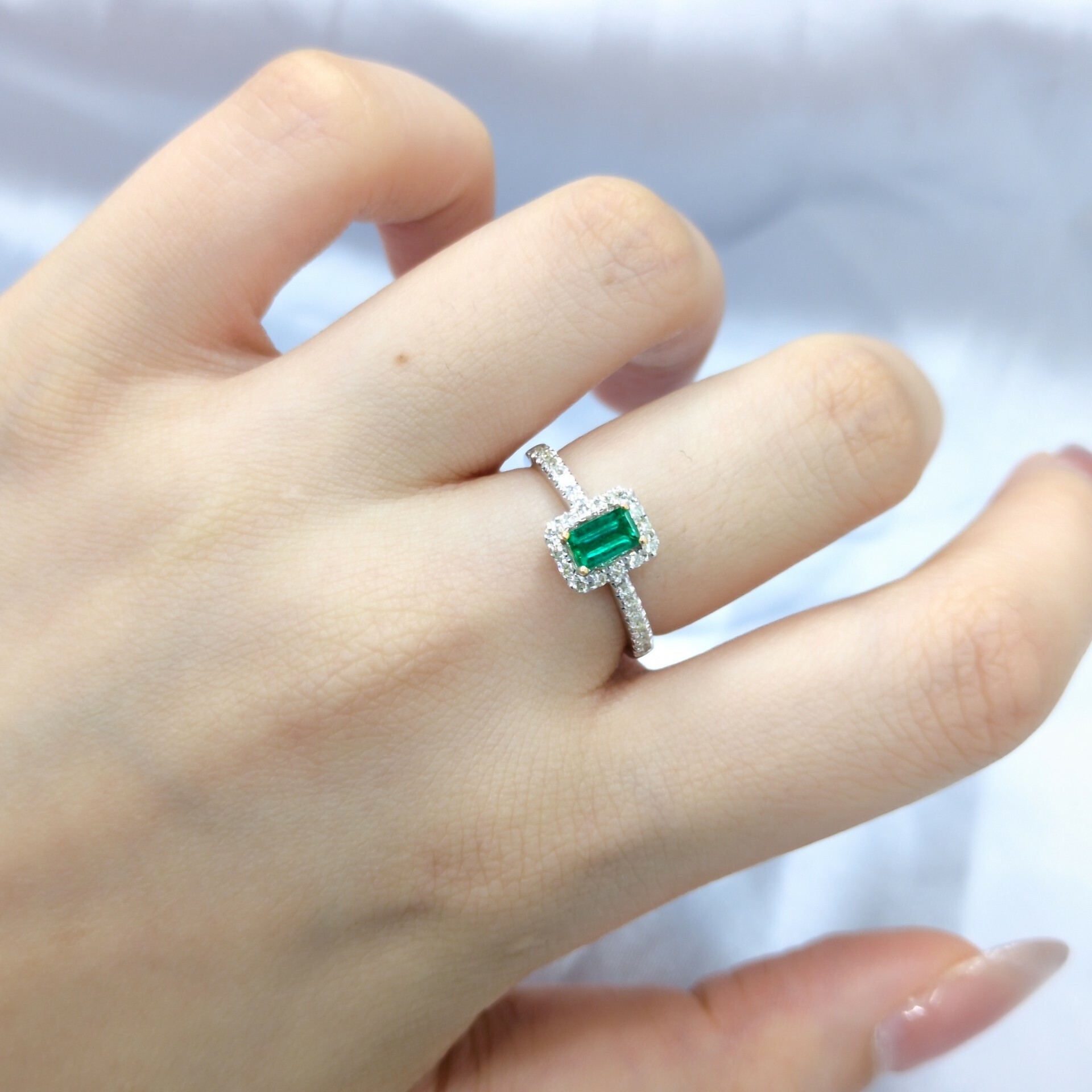 18K Gold 0.31ct Emerald and Diamond Ring