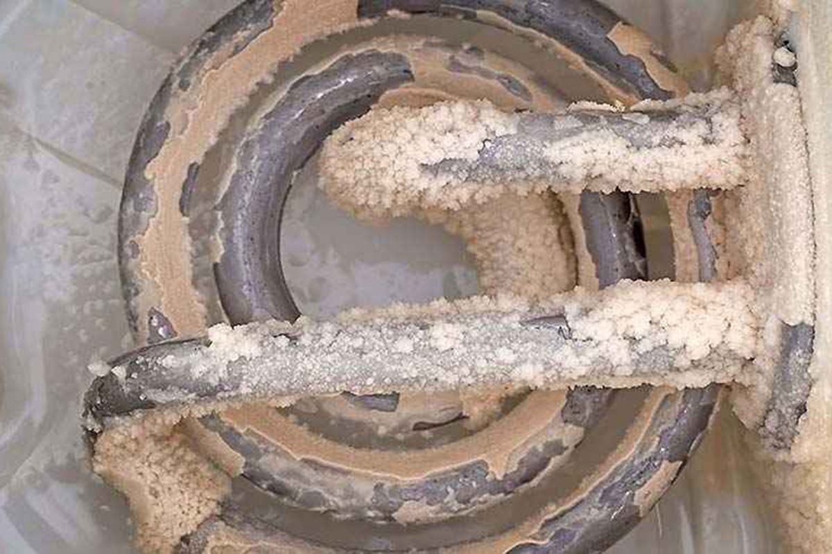 水垢導致零件損壞示意圖