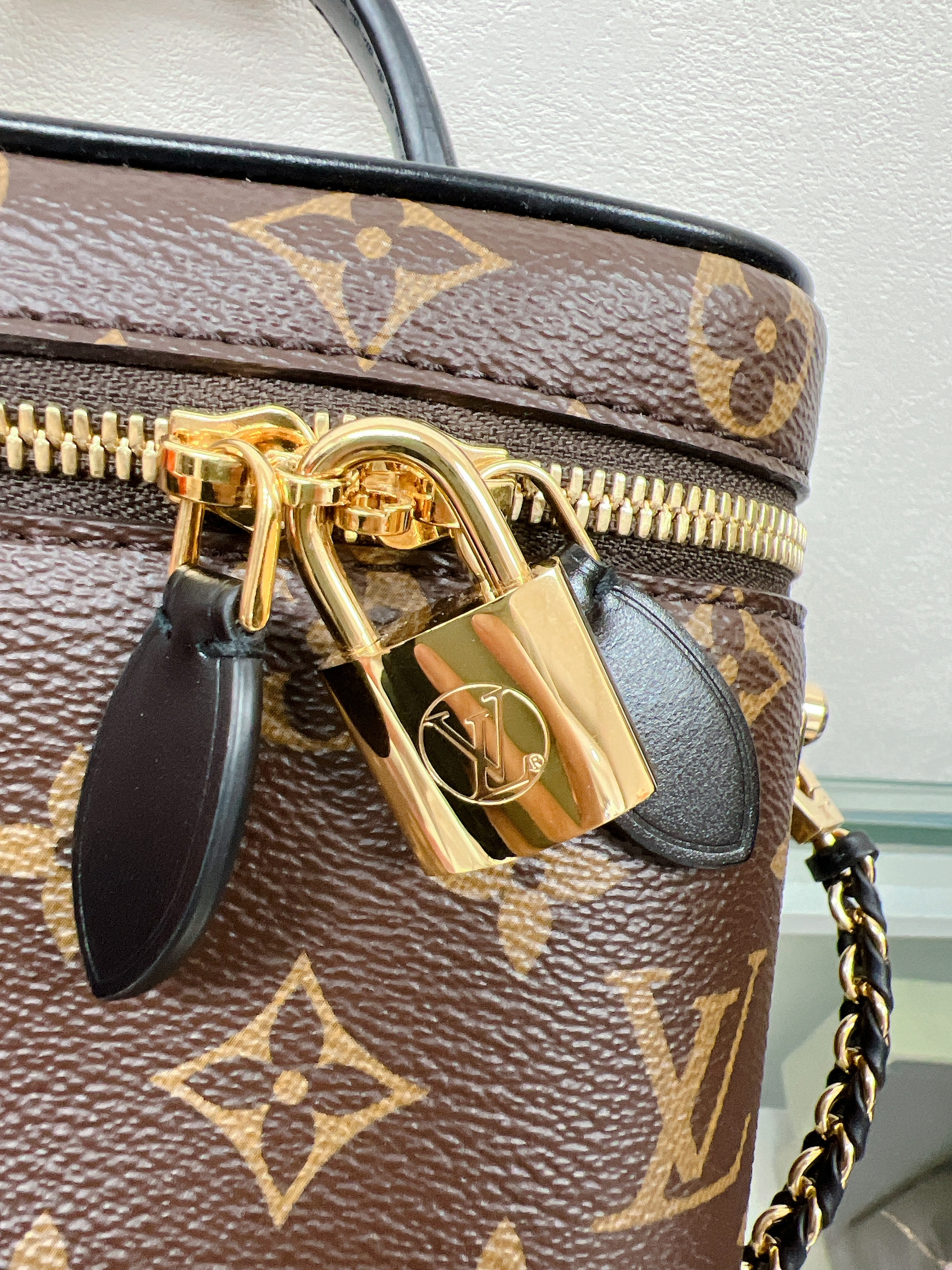 Lv vanity pm (brown monogram)