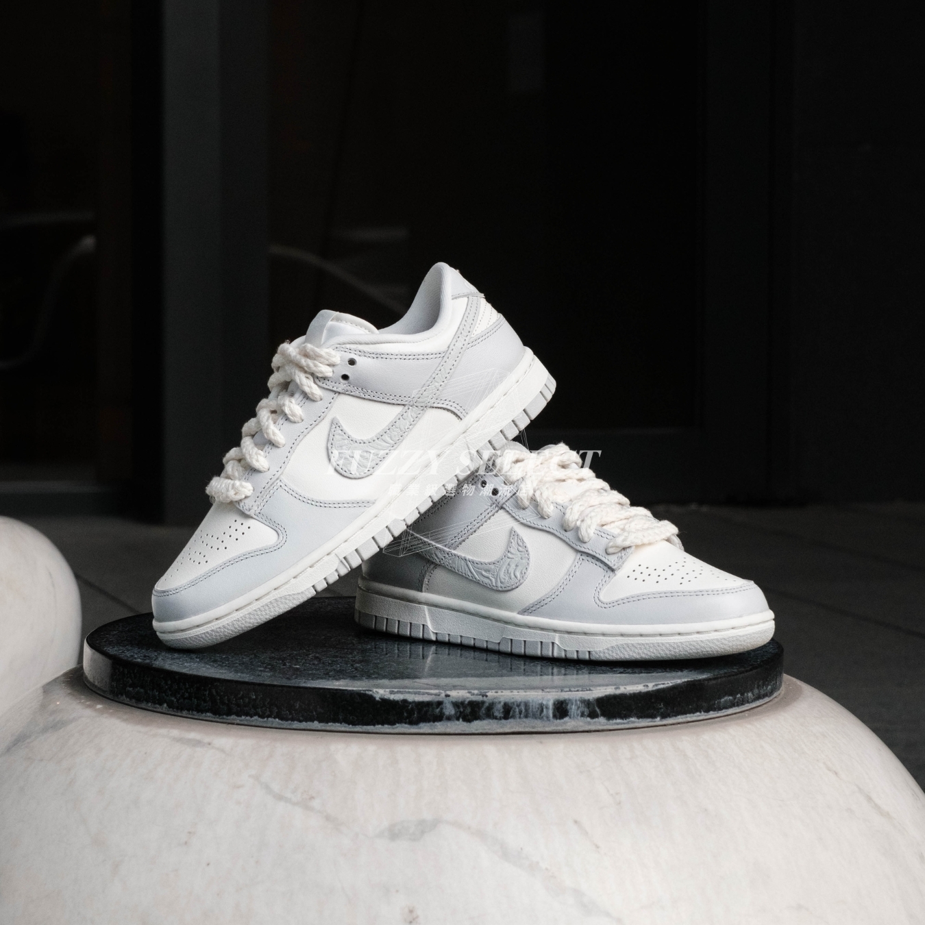 【逢甲 FUZZY】W Nike Dunk Low "Needlework" 浮雕 麻繩 灰白 FJ4553-133