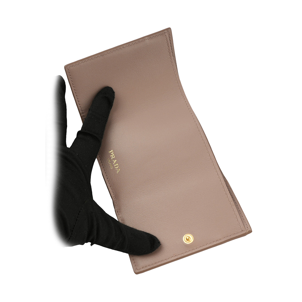 【PRADA】三角牌Logo水波紋信封造型迷你三折短夾(藕粉色) 1MH021 2DDU F0236