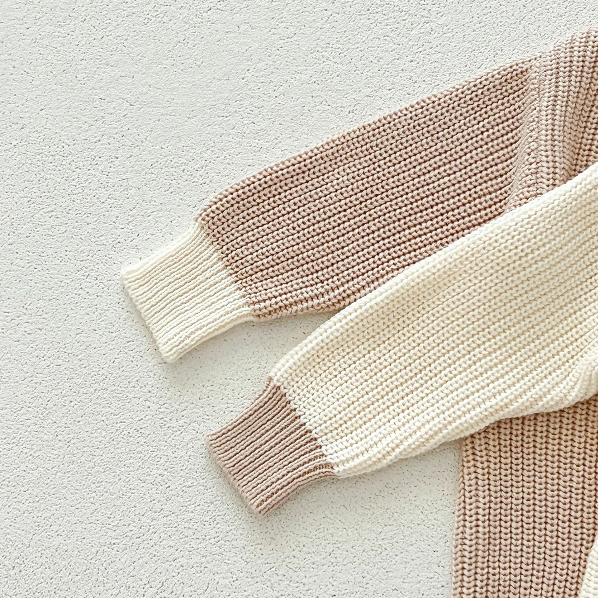 秋款針織包屁衣-袖子細節