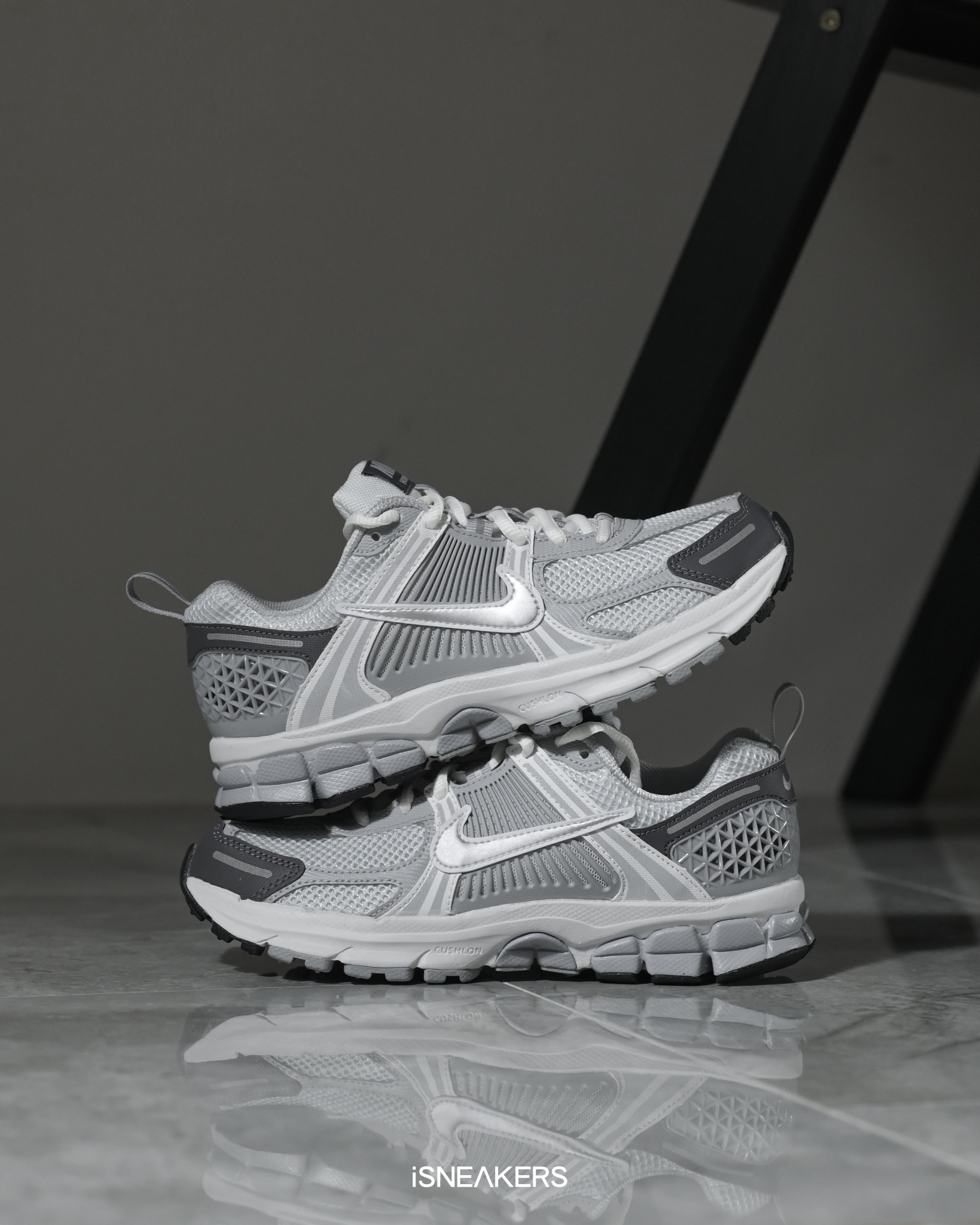 iSNEAKERS｜Nike Zoom Vomero 5 "Metallic Silver" 灰銀 HF6998-002