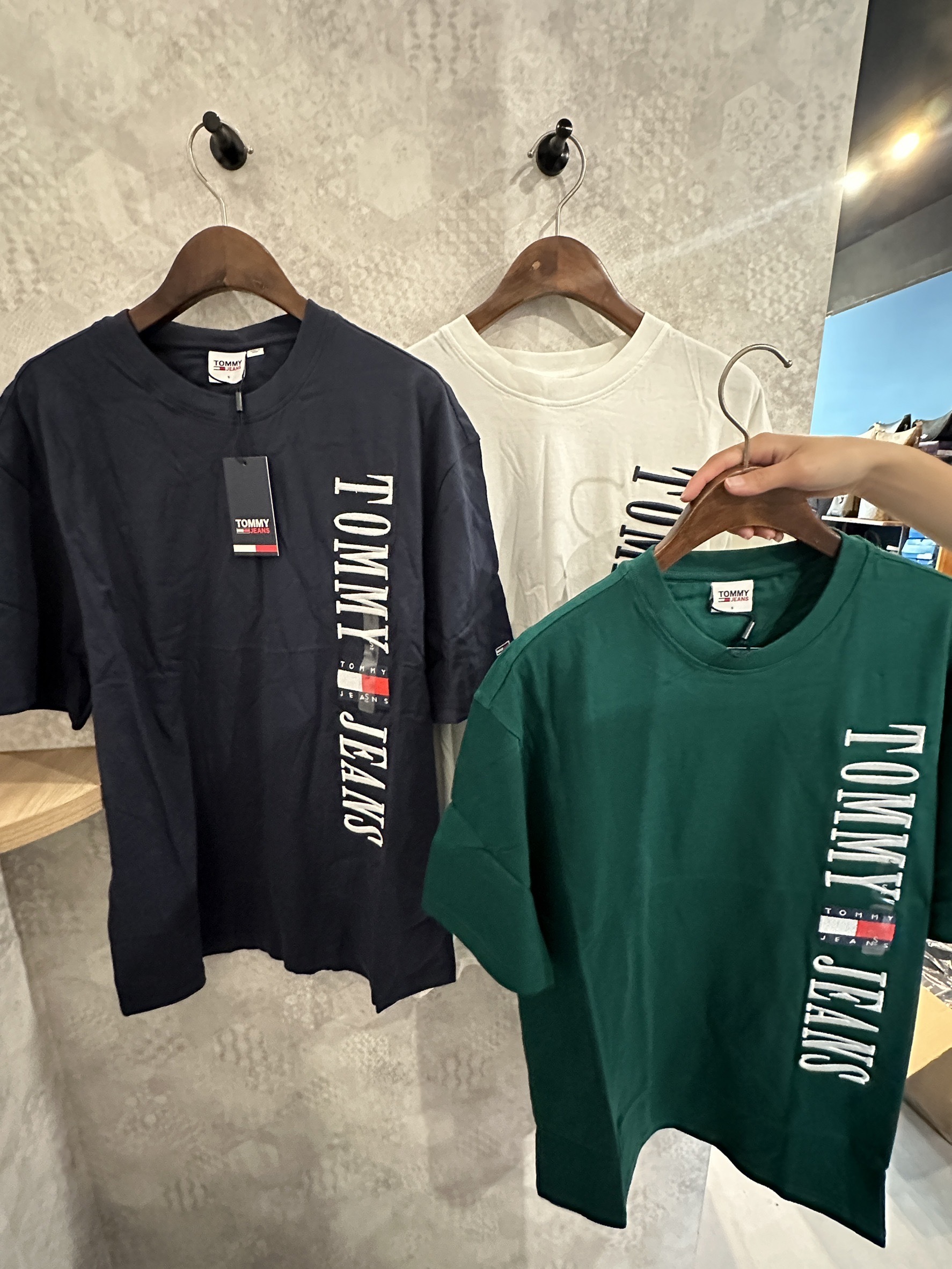 Tommy Jeans 側邊直排電繡大字母 短袖上衣 短袖 短T