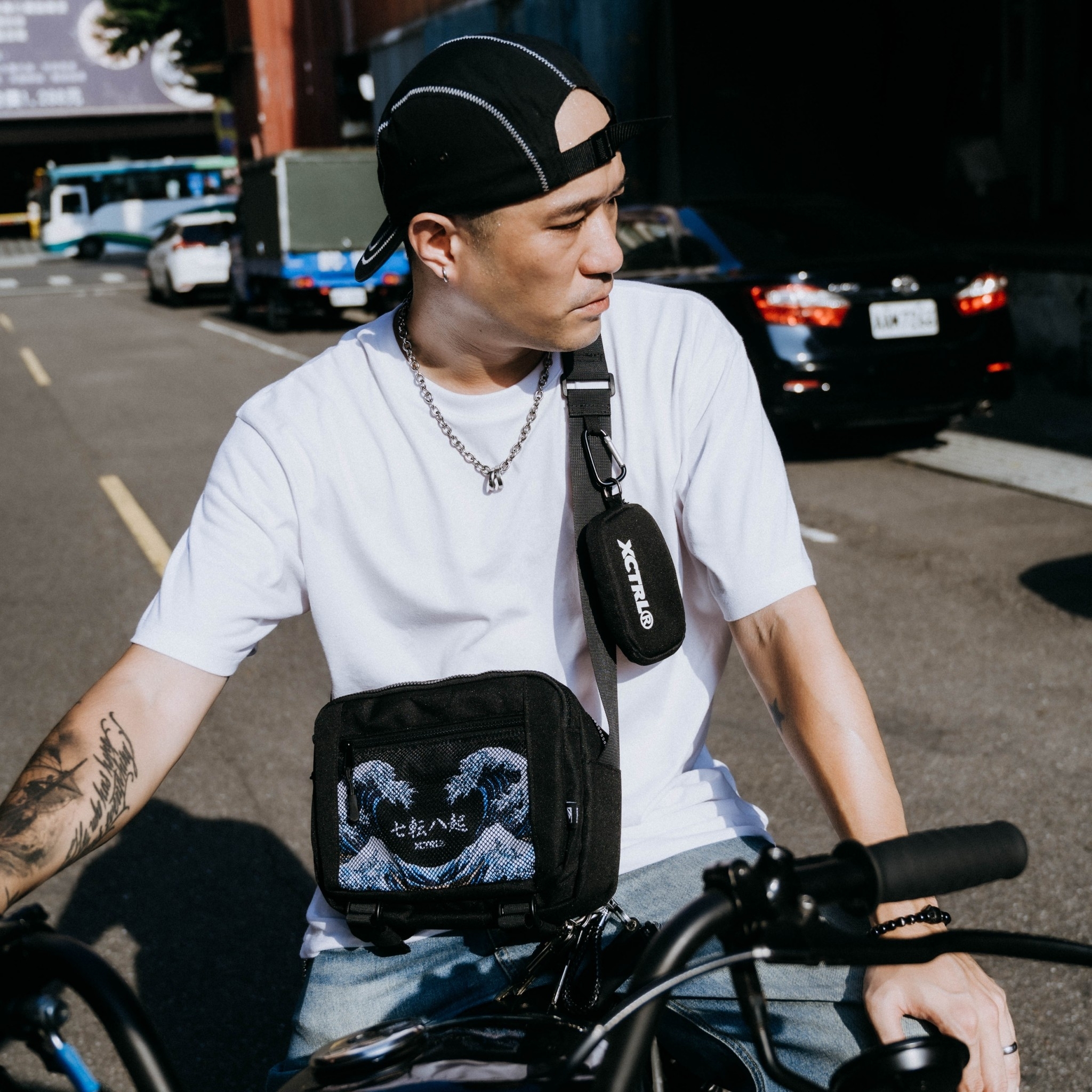 XCTRL 八週年無限沖浪裏斜背包-黑