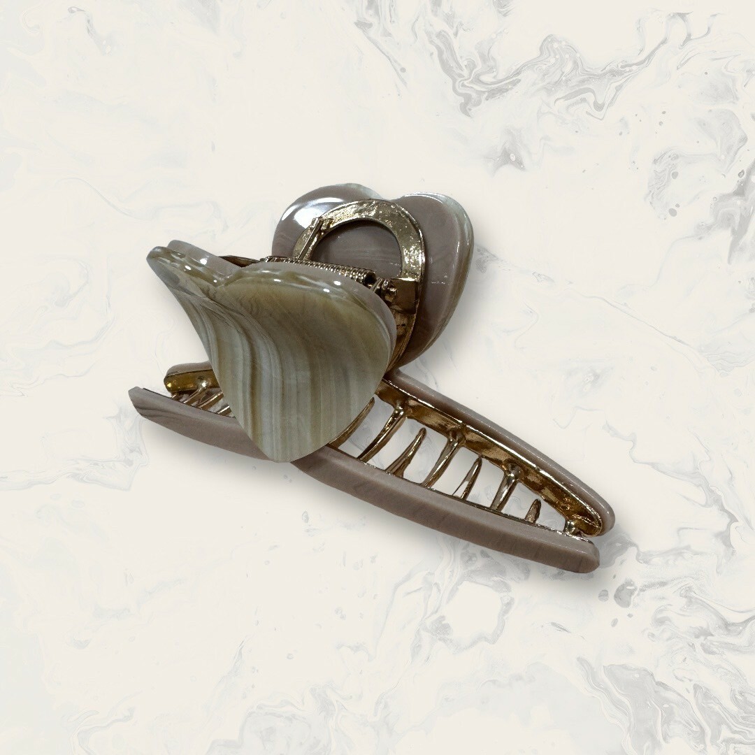 韓國直送髮飾 雙色直紋米色愛心金底醋酸板鯊魚夾