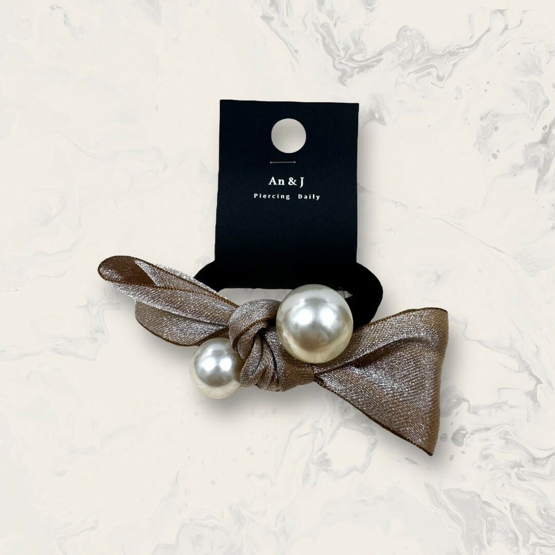 韓國直送髮飾 金蔥淺咖緞面蝴蝶結中雙珍珠髮圈