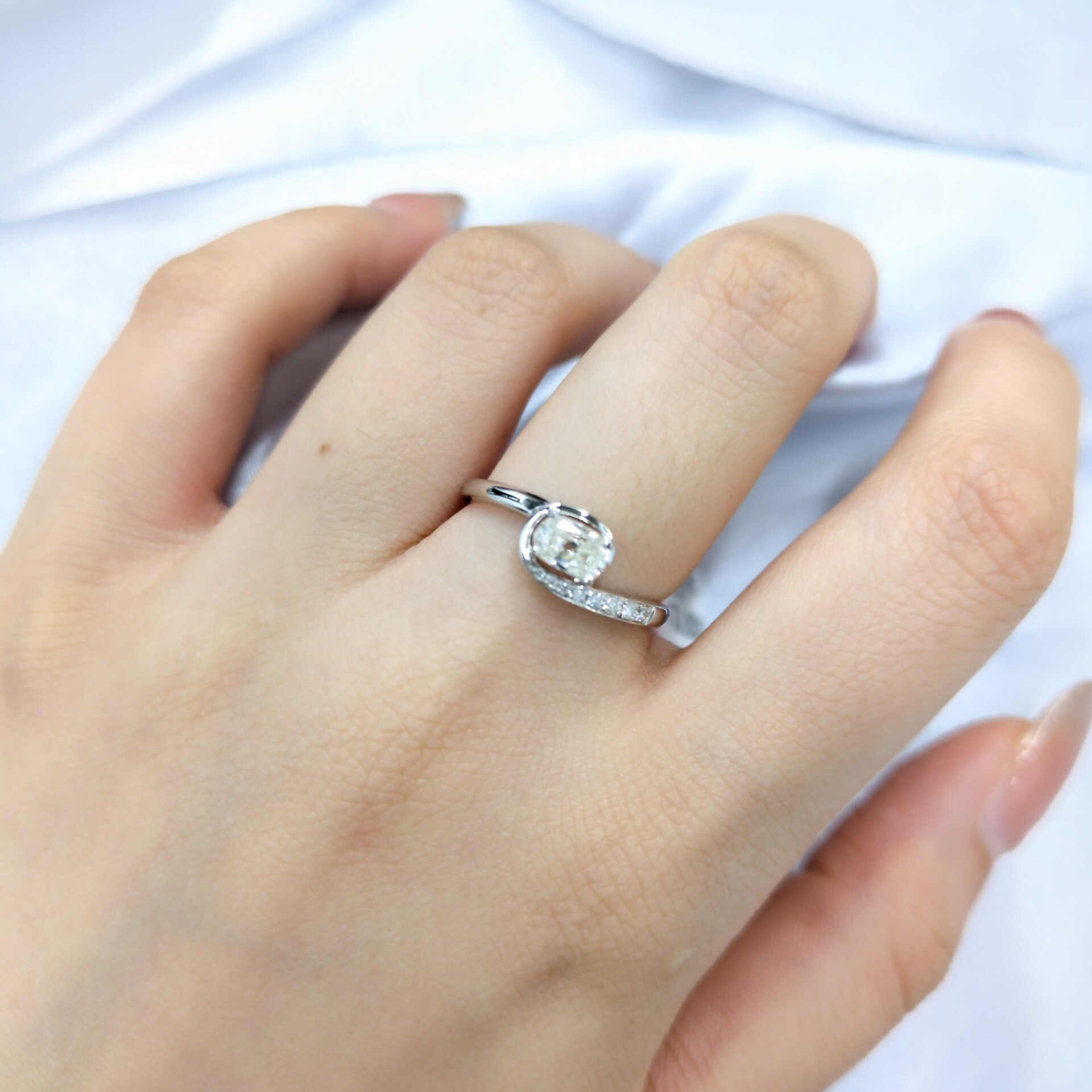 18K White Gold 0.47ct Oval Cut Diamond Ring