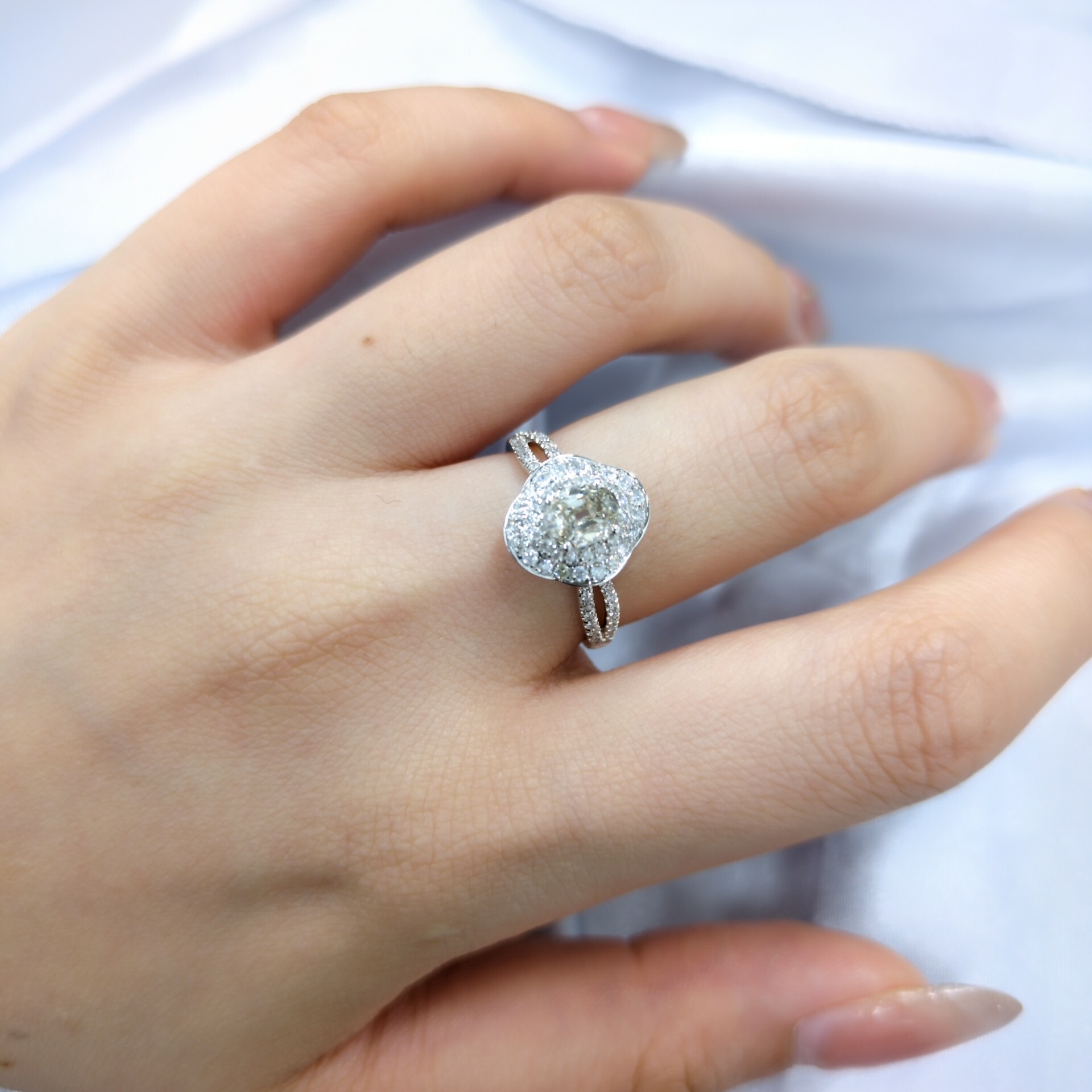 18K White Gold 0.81ct Oval Cut Diamond Ring