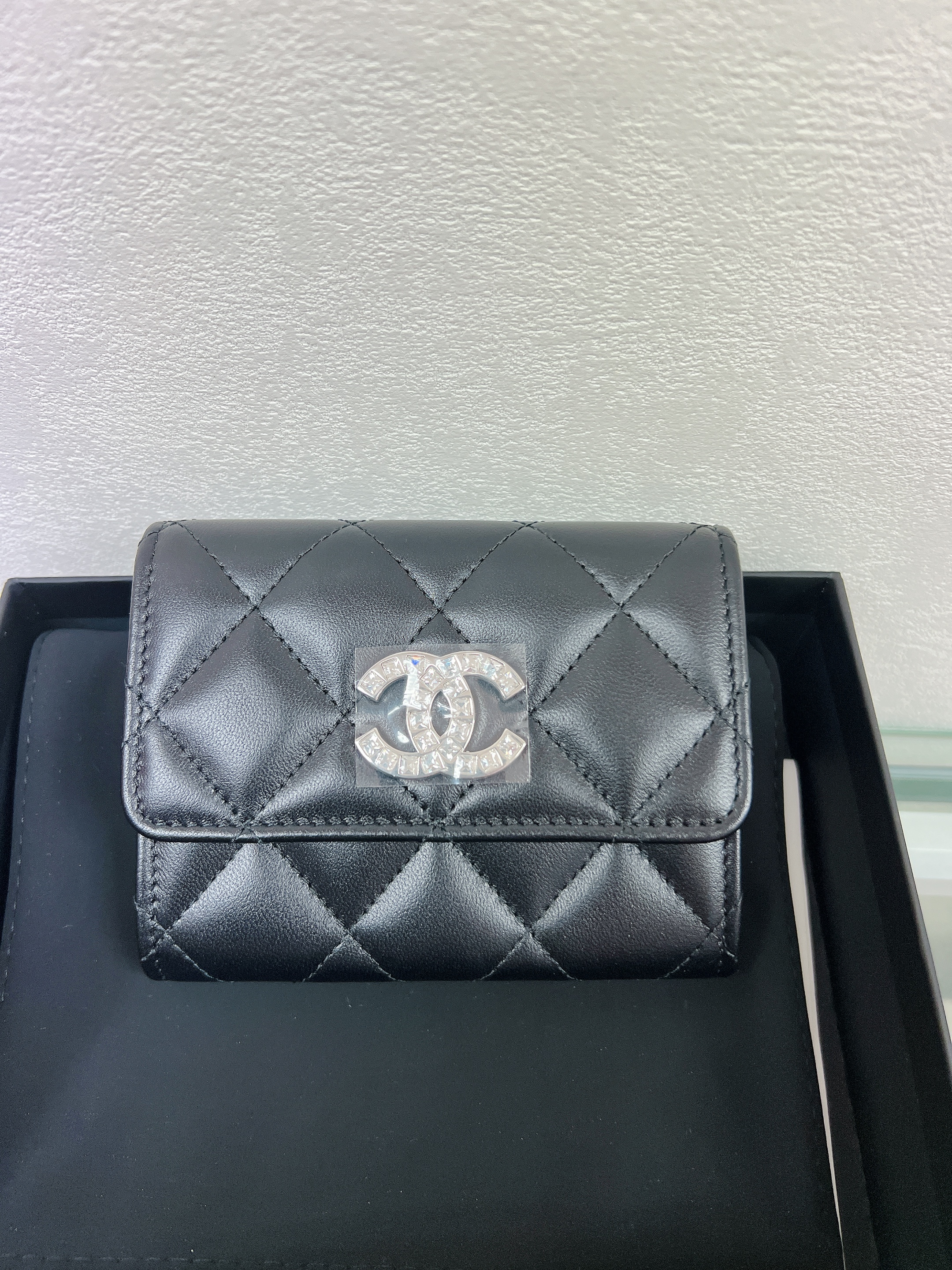 *Unused*Chanel wallet / card holder (black lambskin/ crystal logo)