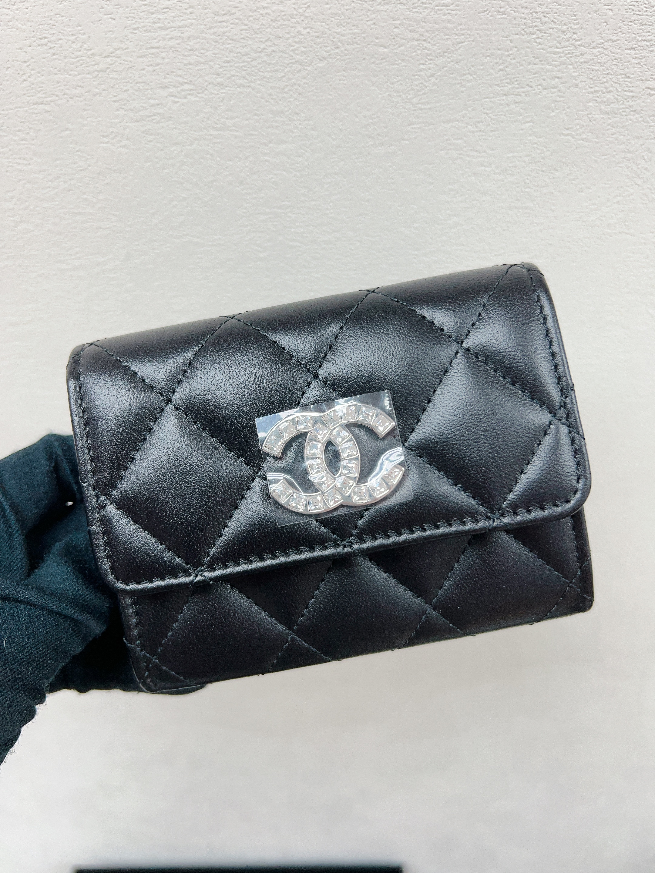 *Unused*Chanel wallet / card holder (black lambskin/ crystal logo)