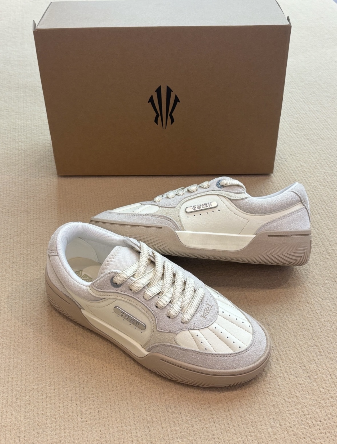 ANTA KAI Tribo 米白色 燕麥色 皮革 復古 滑板鞋 歐文 112431805S-1/預購