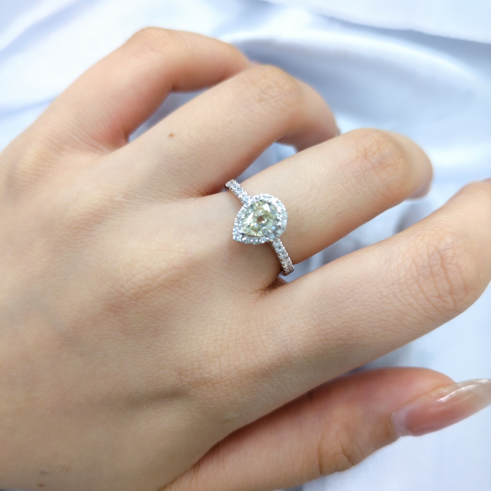 18K White Gold 0.88ct Pear Shaped Diamond Ring