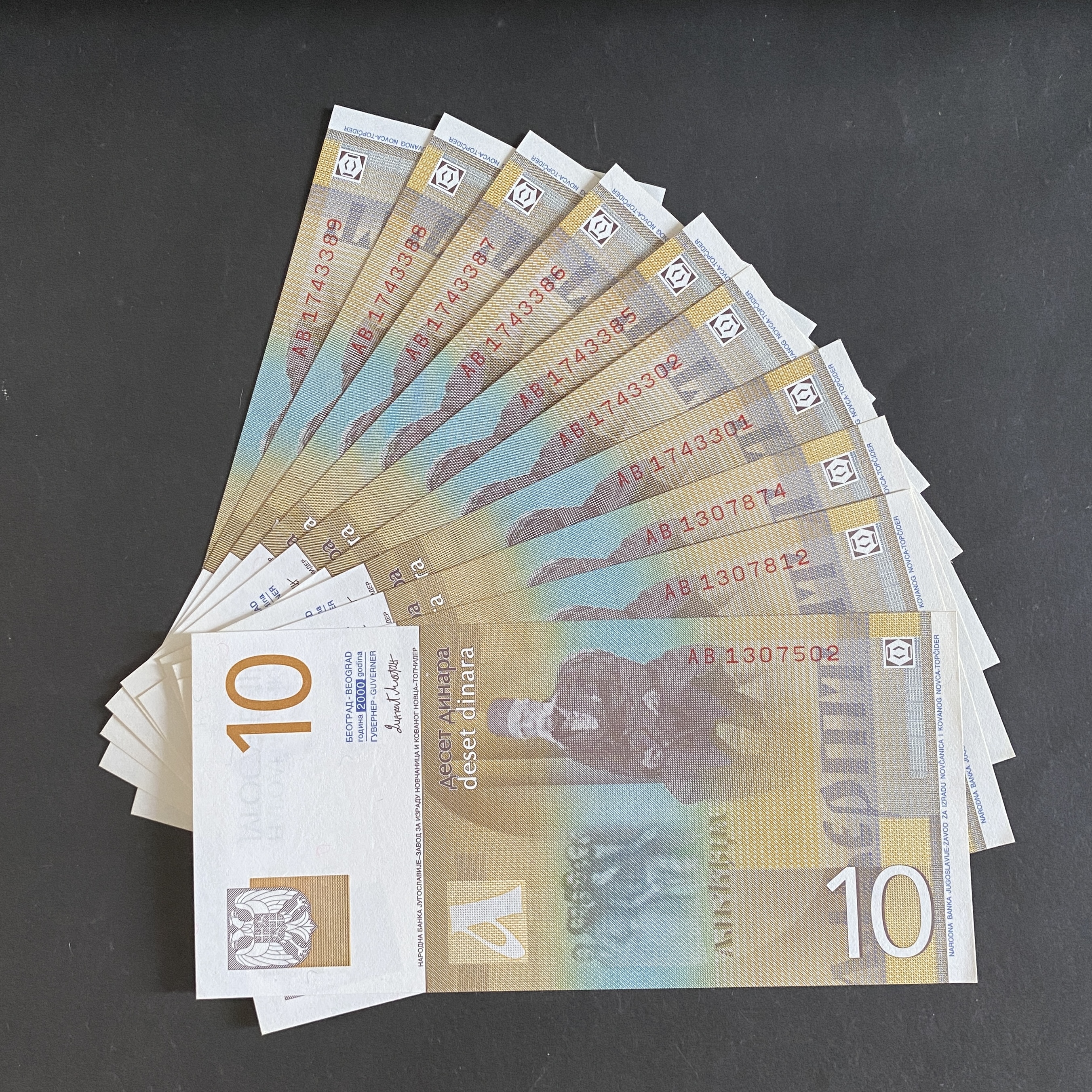2000 Yugoslavia 10 Dinars 10 banknotes (UNC condition) with partial consecutive serial numbers in AB prefix