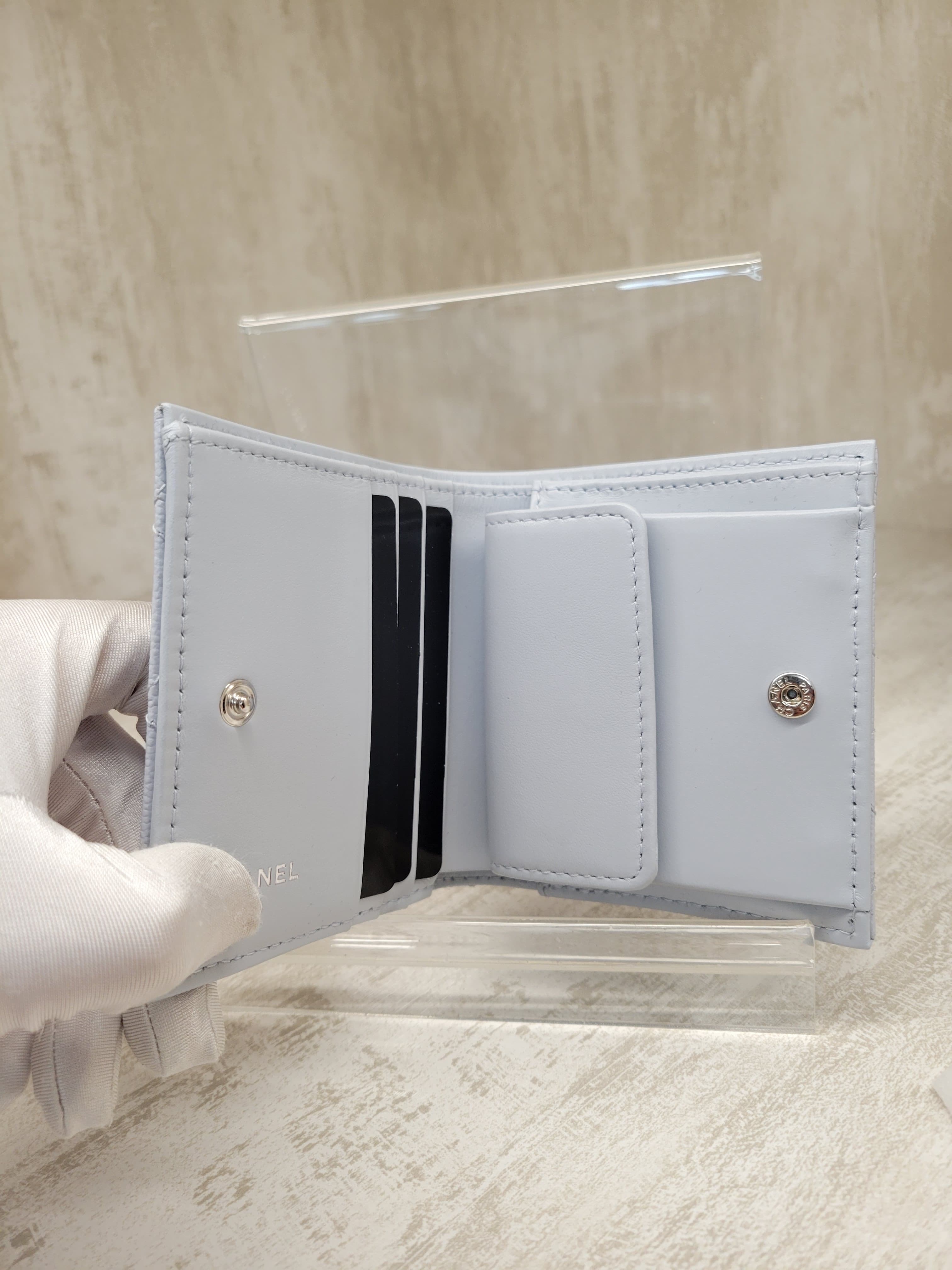 CHANEL AP3828 WALLET LIGHT GREY CC LOGO 短身啪鈕款銀包 淺灰色 LOGO 牛皮