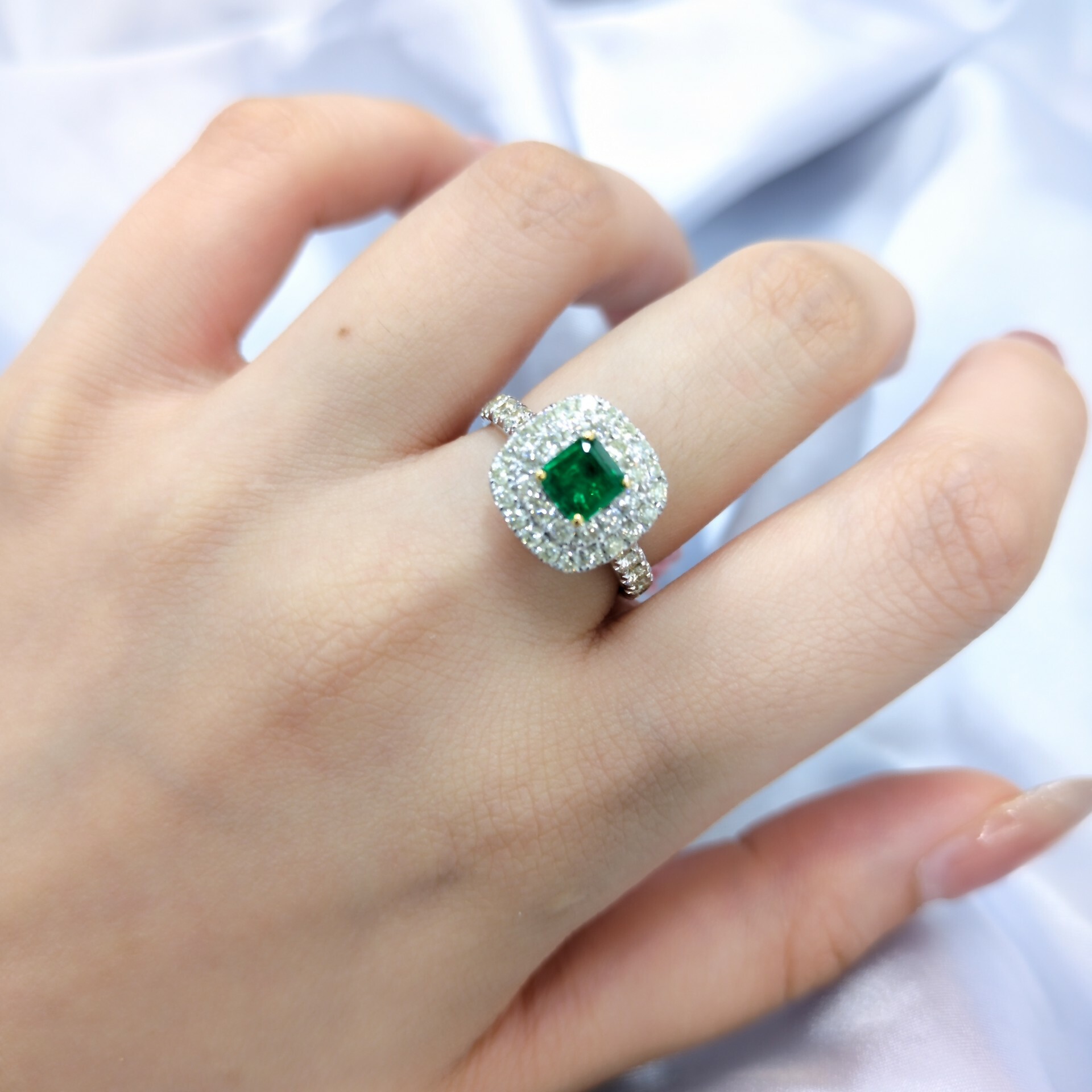 18K Gold 0.42ct Emerald and Diamond Ring