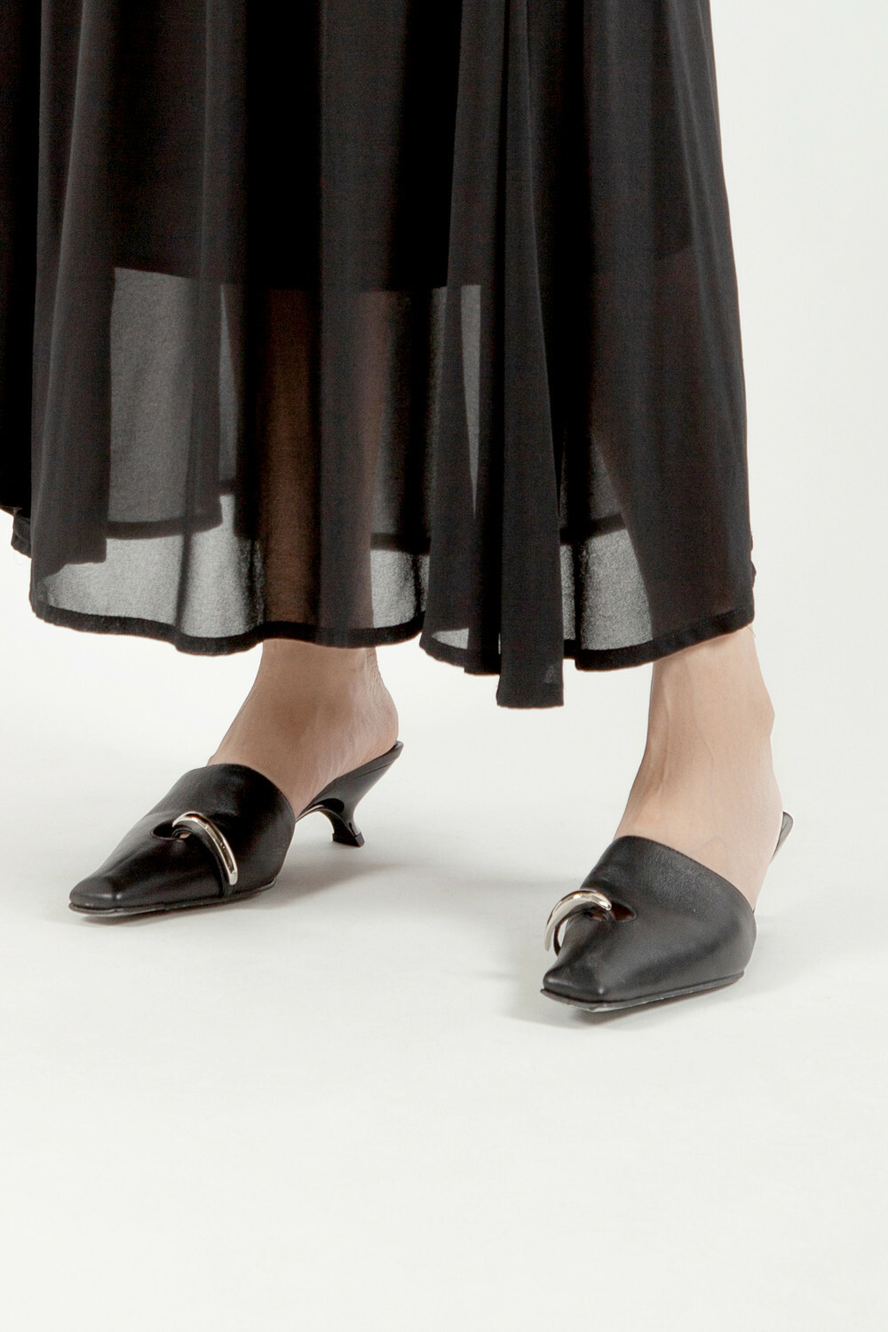 Orb 飾釦小圓頭低跟鞋