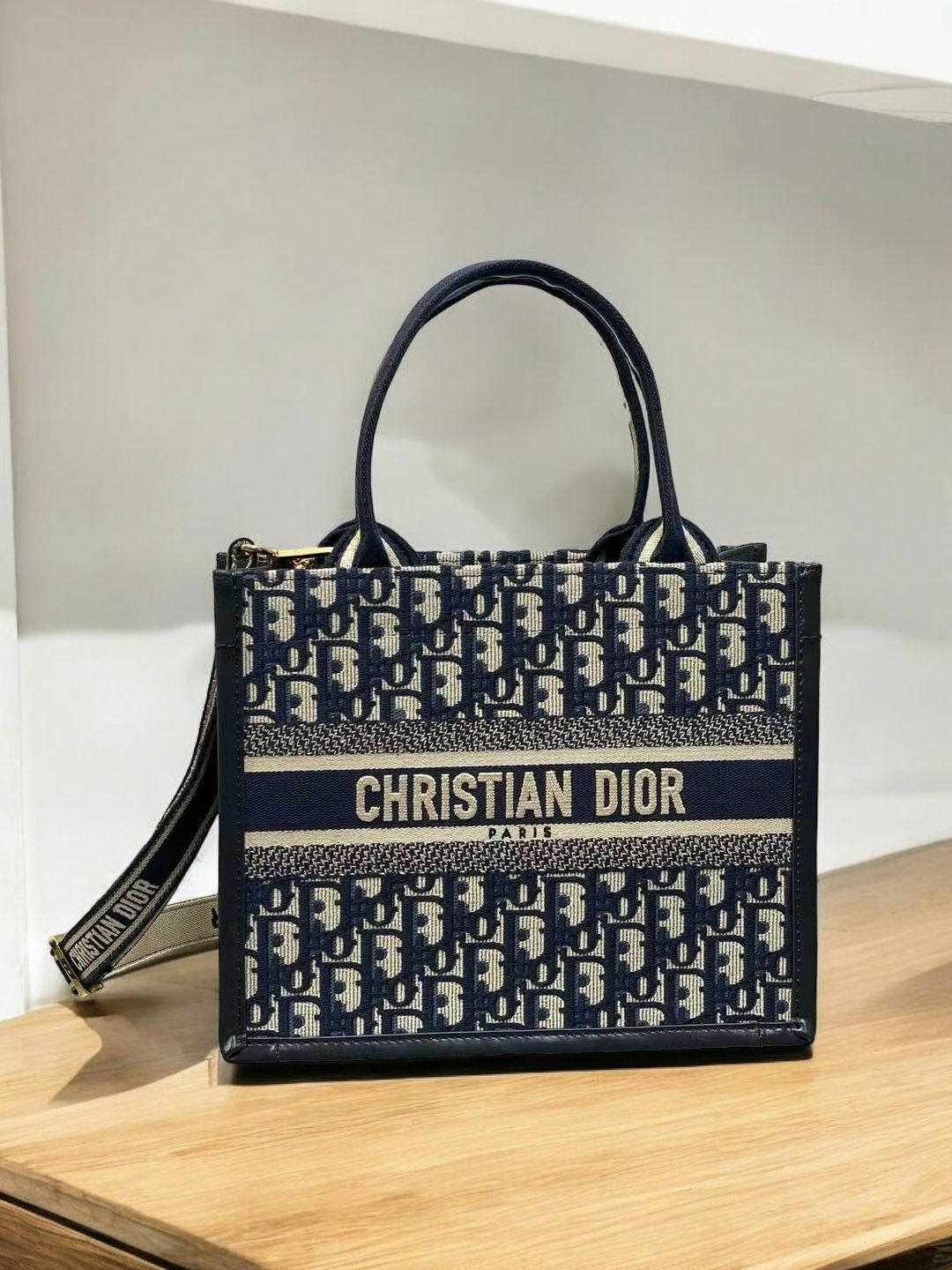 D. I  O R Small 皮革 Tote Bag