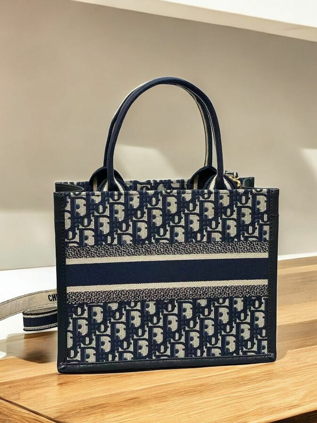 D. I  O R Small 皮革 Tote Bag