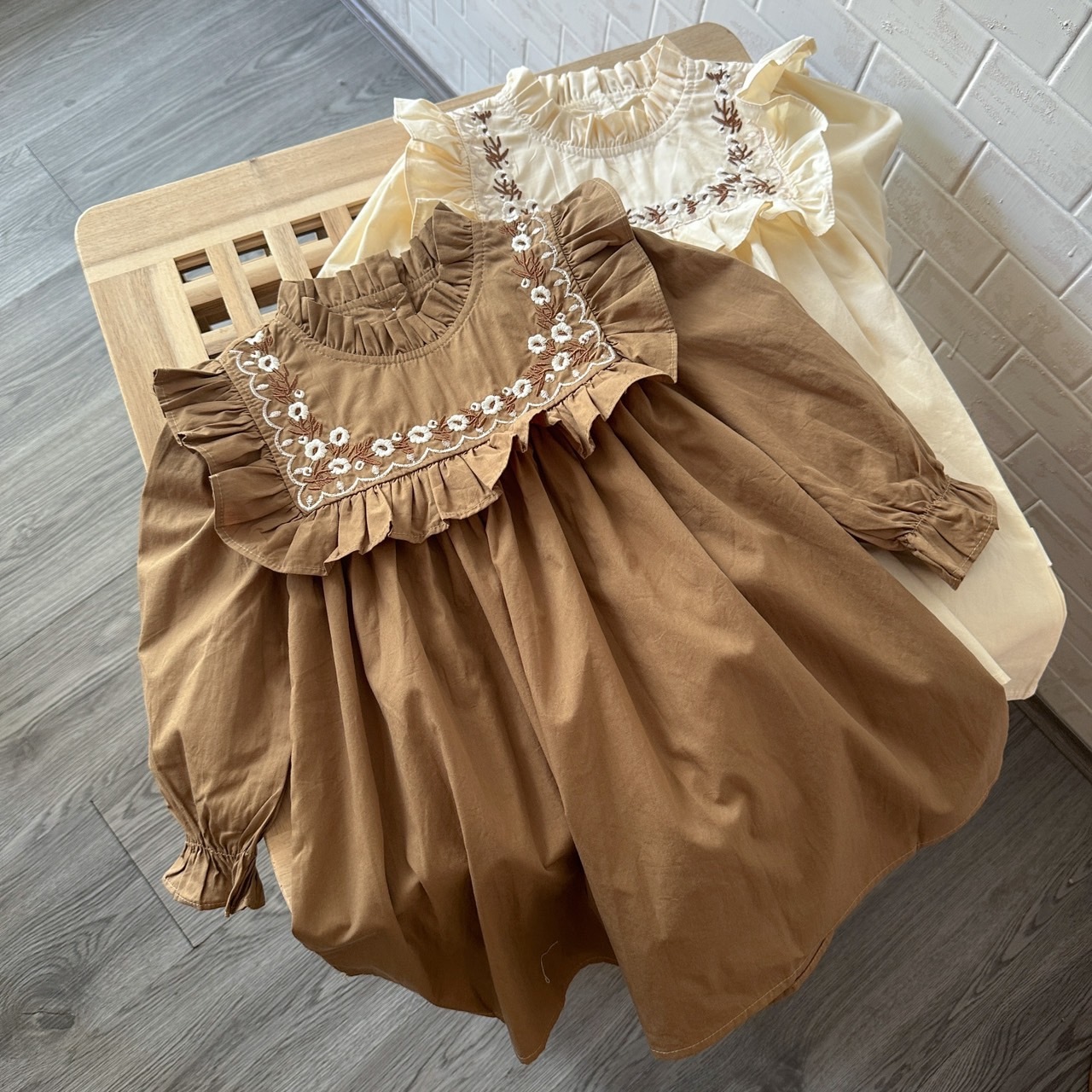 大荷葉滾邊刺繡長袖洋裝