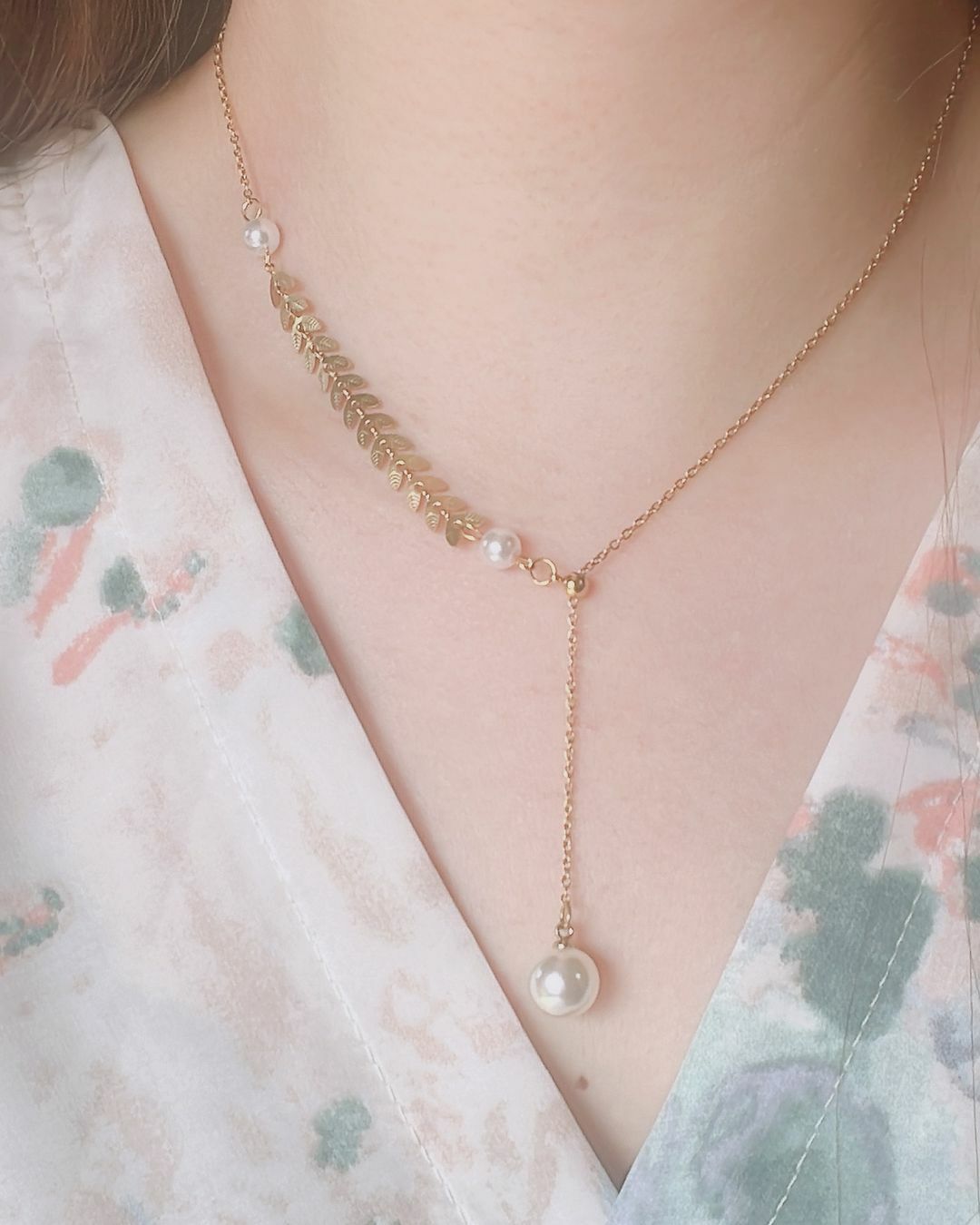 一邊是愛心麥穗🌾➕珍珠 一邊是金色細鏈 這樣的不對稱設計 在浪漫溫柔🩰中 添加了時尚個性元素，麥穗有幸運、豐收、與美好的寓意 珍珠有純潔、智慧、與幸福的意涵 兩者這麼美好的象徵合在一起 戴上這條項鍊 更加得到世界上最好的祝福與幸運🍀