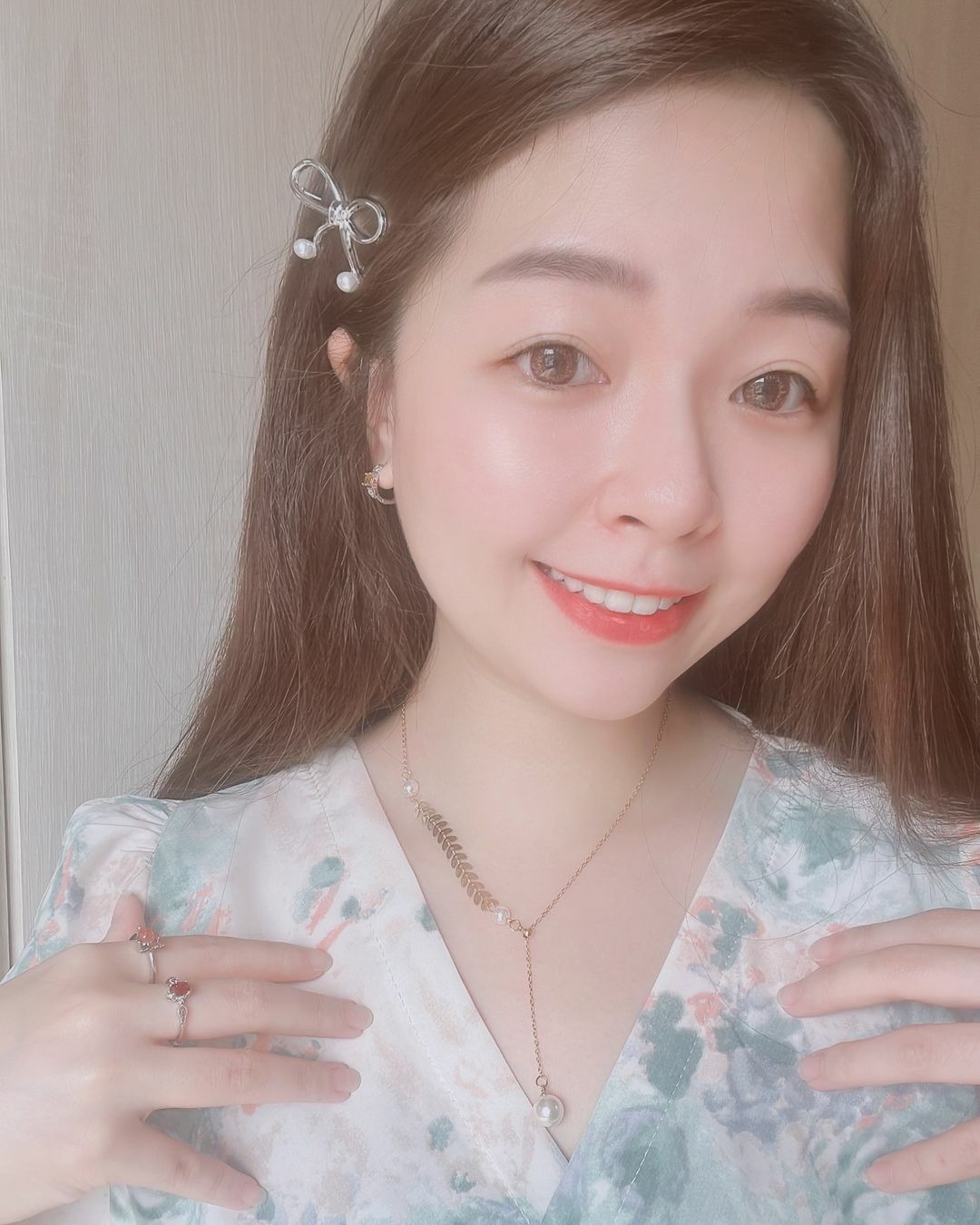 一邊是愛心麥穗🌾➕珍珠 一邊是金色細鏈 這樣的不對稱設計 在浪漫溫柔🩰中 添加了時尚個性元素，麥穗有幸運、豐收、與美好的寓意 珍珠有純潔、智慧、與幸福的意涵 兩者這麼美好的象徵合在一起 戴上這條項鍊 更加得到世界上最好的祝福與幸運🍀