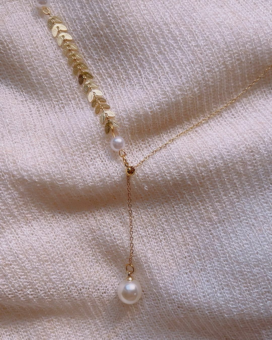一邊是愛心麥穗🌾➕珍珠 一邊是金色細鏈 這樣的不對稱設計 在浪漫溫柔🩰中 添加了時尚個性元素，麥穗有幸運、豐收、與美好的寓意 珍珠有純潔、智慧、與幸福的意涵 兩者這麼美好的象徵合在一起 戴上這條項鍊 更加得到世界上最好的祝福與幸運🍀