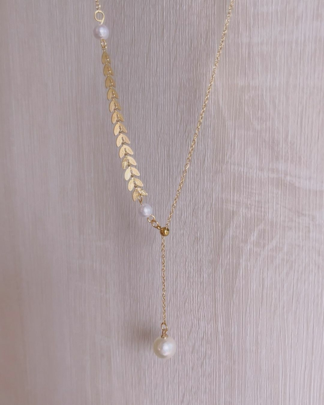 一邊是愛心麥穗🌾➕珍珠 一邊是金色細鏈 這樣的不對稱設計 在浪漫溫柔🩰中 添加了時尚個性元素，麥穗有幸運、豐收、與美好的寓意 珍珠有純潔、智慧、與幸福的意涵 兩者這麼美好的象徵合在一起 戴上這條項鍊 更加得到世界上最好的祝福與幸運🍀