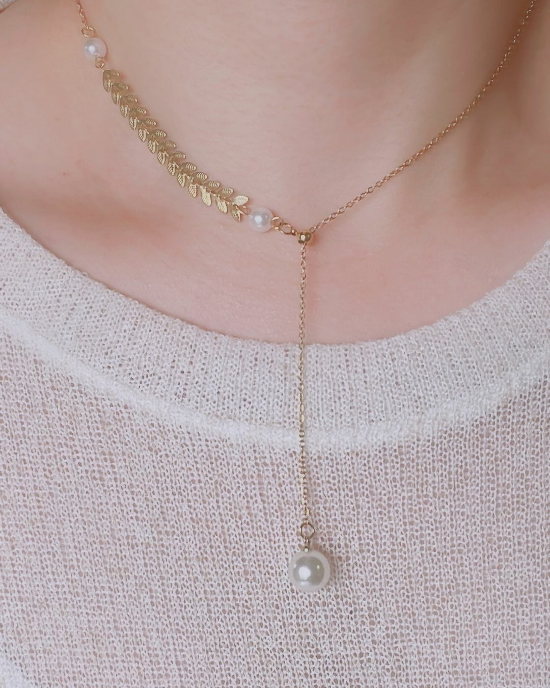 一邊是愛心麥穗🌾➕珍珠 一邊是金色細鏈 這樣的不對稱設計 在浪漫溫柔🩰中 添加了時尚個性元素，麥穗有幸運、豐收、與美好的寓意 珍珠有純潔、智慧、與幸福的意涵 兩者這麼美好的象徵合在一起 戴上這條項鍊 更加得到世界上最好的祝福與幸運🍀