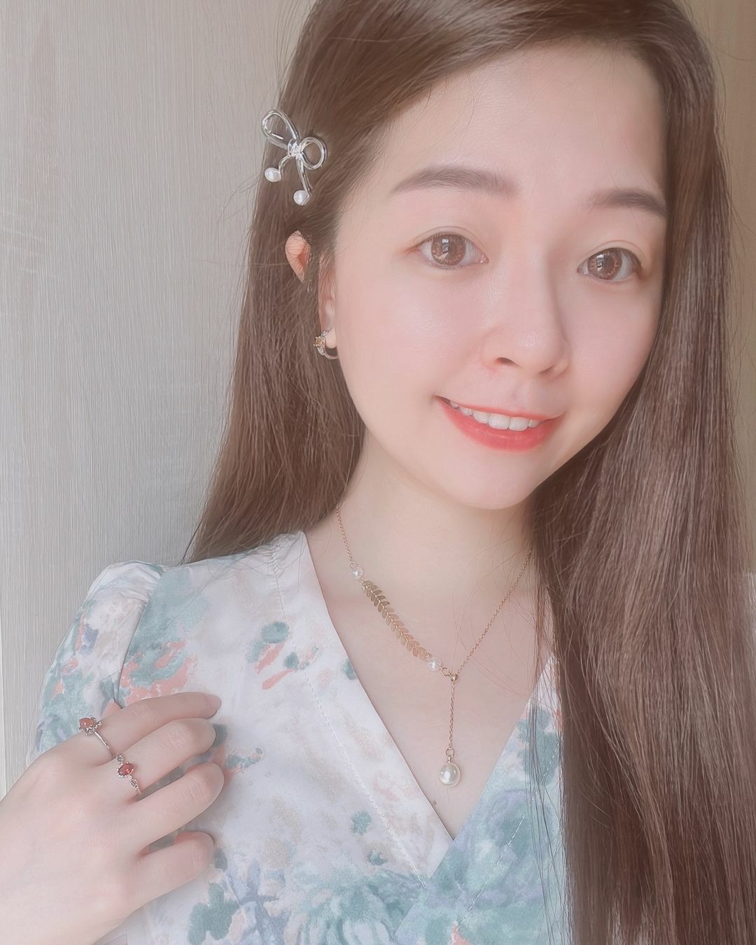 一邊是愛心麥穗🌾➕珍珠 一邊是金色細鏈 這樣的不對稱設計 在浪漫溫柔🩰中 添加了時尚個性元素，麥穗有幸運、豐收、與美好的寓意 珍珠有純潔、智慧、與幸福的意涵 兩者這麼美好的象徵合在一起 戴上這條項鍊 更加得到世界上最好的祝福與幸運🍀