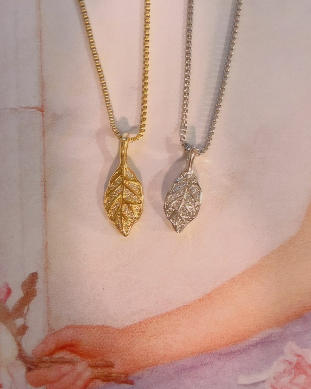 這是一片非常美好、也很絢麗的樹葉🍂 葉緣是微不規則卻自然的線條 葉片上是精緻的碎鑽組成💎 整片葉子是有彎彎角度 不是無聊的平面 非常精緻漂亮(⁎⁍̴̛ᴗ⁍̴̛⁎)💗 另外一大巧思是 鍊子是延伸葉柄的蛇骨鍊 戴在脖子上 完美的融合💫 這次還特地穿比較休閒的服裝搭配 讓美女們參考這是一款上班、上課都合適的項鍊唷🌟