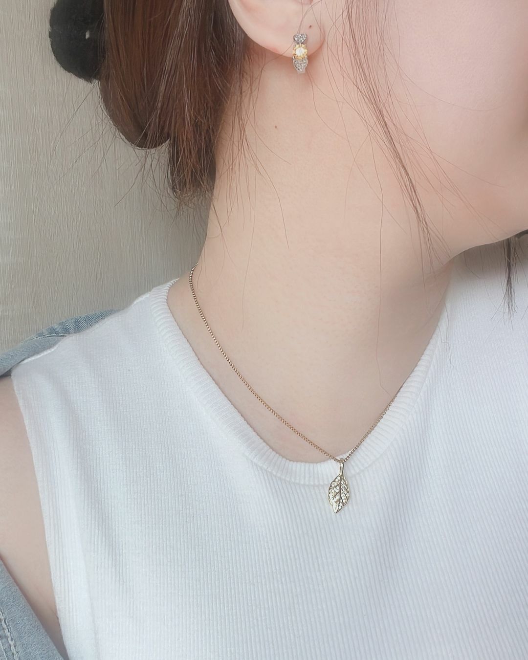 這是一片非常美好、也很絢麗的樹葉🍂 葉緣是微不規則卻自然的線條 葉片上是精緻的碎鑽組成💎 整片葉子是有彎彎角度 不是無聊的平面 非常精緻漂亮(⁎⁍̴̛ᴗ⁍̴̛⁎)💗 另外一大巧思是 鍊子是延伸葉柄的蛇骨鍊 戴在脖子上 完美的融合💫 這次還特地穿比較休閒的服裝搭配 讓美女們參考這是一款上班、上課都合適的項鍊唷🌟