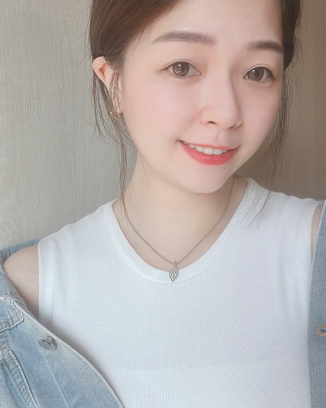 這是一片非常美好、也很絢麗的樹葉🍂 葉緣是微不規則卻自然的線條 葉片上是精緻的碎鑽組成💎 整片葉子是有彎彎角度 不是無聊的平面 非常精緻漂亮(⁎⁍̴̛ᴗ⁍̴̛⁎)💗 另外一大巧思是 鍊子是延伸葉柄的蛇骨鍊 戴在脖子上 完美的融合💫 這次還特地穿比較休閒的服裝搭配 讓美女們參考這是一款上班、上課都合適的項鍊唷🌟