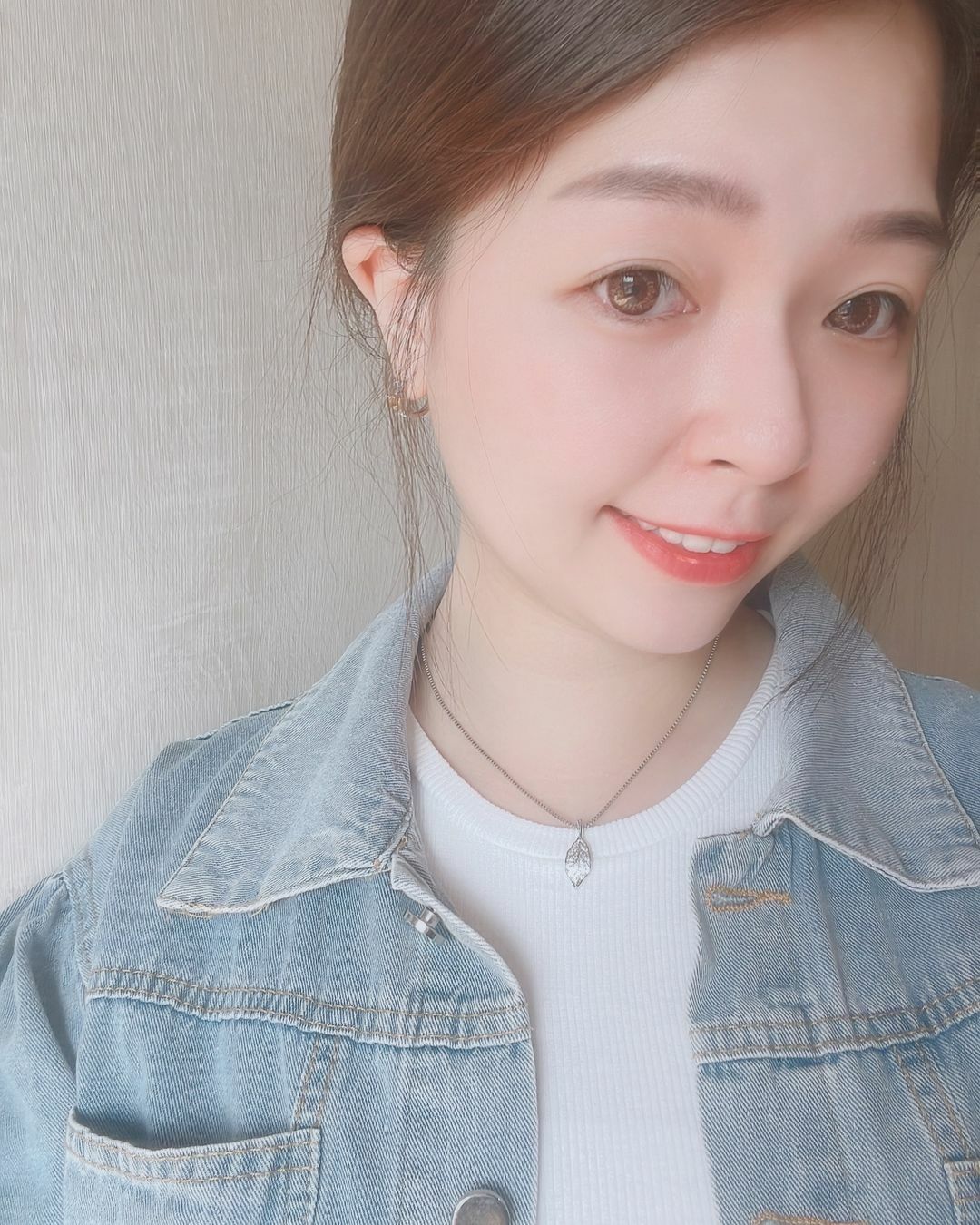 這是一片非常美好、也很絢麗的樹葉🍂 葉緣是微不規則卻自然的線條 葉片上是精緻的碎鑽組成💎 整片葉子是有彎彎角度 不是無聊的平面 非常精緻漂亮(⁎⁍̴̛ᴗ⁍̴̛⁎)💗 另外一大巧思是 鍊子是延伸葉柄的蛇骨鍊 戴在脖子上 完美的融合💫 這次還特地穿比較休閒的服裝搭配 讓美女們參考這是一款上班、上課都合適的項鍊唷🌟