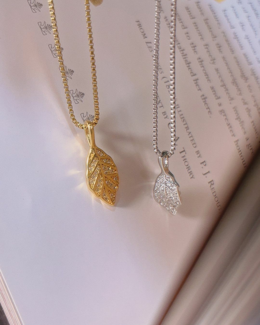 這是一片非常美好、也很絢麗的樹葉🍂 葉緣是微不規則卻自然的線條 葉片上是精緻的碎鑽組成💎 整片葉子是有彎彎角度 不是無聊的平面 非常精緻漂亮(⁎⁍̴̛ᴗ⁍̴̛⁎)💗 另外一大巧思是 鍊子是延伸葉柄的蛇骨鍊 戴在脖子上 完美的融合💫 這次還特地穿比較休閒的服裝搭配 讓美女們參考這是一款上班、上課都合適的項鍊唷🌟