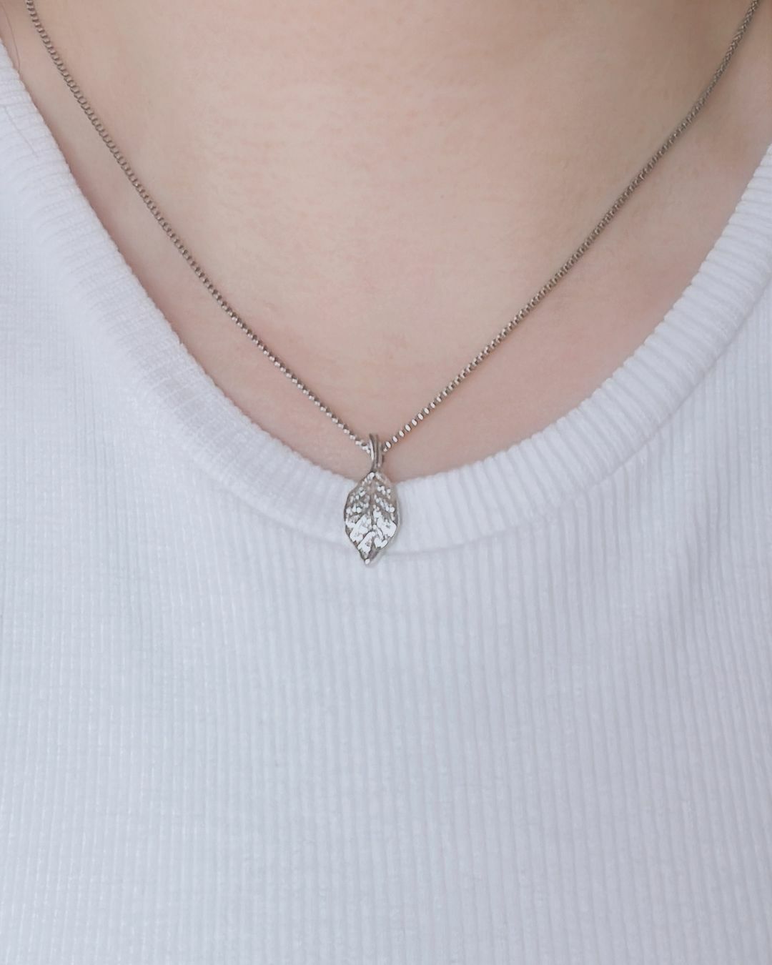 這是一片非常美好、也很絢麗的樹葉🍂 葉緣是微不規則卻自然的線條 葉片上是精緻的碎鑽組成💎 整片葉子是有彎彎角度 不是無聊的平面 非常精緻漂亮(⁎⁍̴̛ᴗ⁍̴̛⁎)💗 另外一大巧思是 鍊子是延伸葉柄的蛇骨鍊 戴在脖子上 完美的融合💫 這次還特地穿比較休閒的服裝搭配 讓美女們參考這是一款上班、上課都合適的項鍊唷🌟