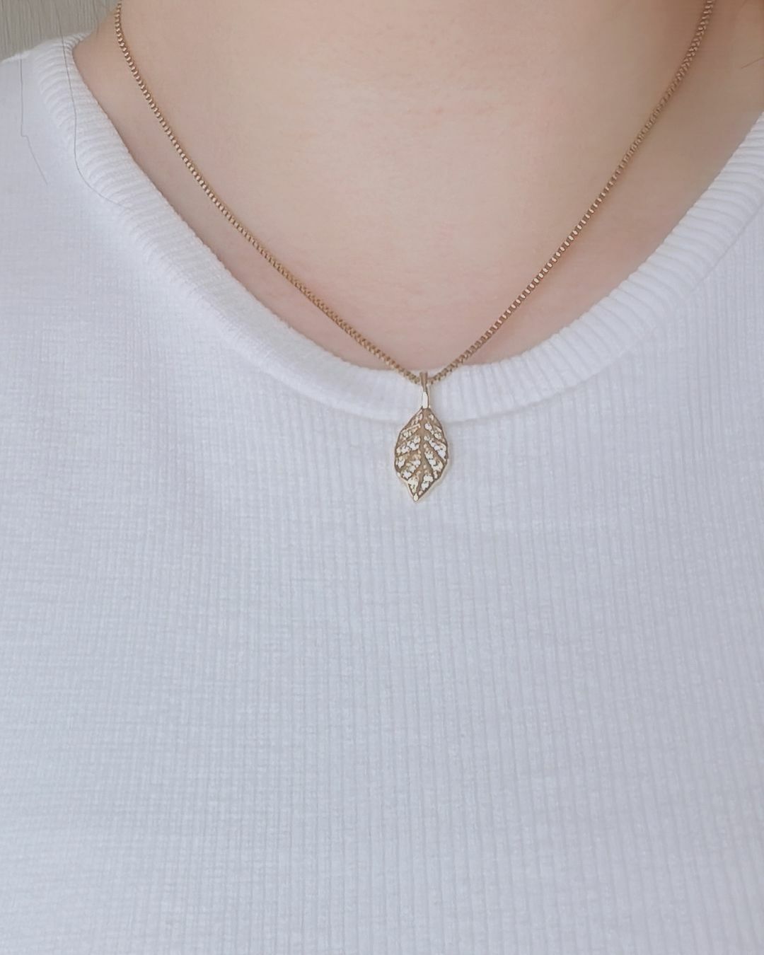 這是一片非常美好、也很絢麗的樹葉🍂 葉緣是微不規則卻自然的線條 葉片上是精緻的碎鑽組成💎 整片葉子是有彎彎角度 不是無聊的平面 非常精緻漂亮(⁎⁍̴̛ᴗ⁍̴̛⁎)💗 另外一大巧思是 鍊子是延伸葉柄的蛇骨鍊 戴在脖子上 完美的融合💫 這次還特地穿比較休閒的服裝搭配 讓美女們參考這是一款上班、上課都合適的項鍊唷🌟