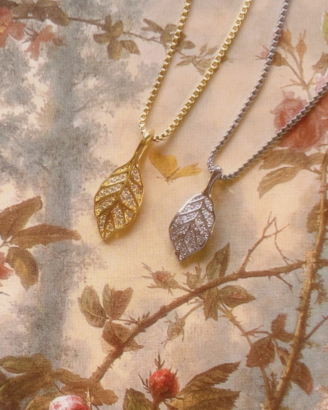 這是一片非常美好、也很絢麗的樹葉🍂 葉緣是微不規則卻自然的線條 葉片上是精緻的碎鑽組成💎 整片葉子是有彎彎角度 不是無聊的平面 非常精緻漂亮(⁎⁍̴̛ᴗ⁍̴̛⁎)💗 另外一大巧思是 鍊子是延伸葉柄的蛇骨鍊 戴在脖子上 完美的融合💫 這次還特地穿比較休閒的服裝搭配 讓美女們參考這是一款上班、上課都合適的項鍊唷🌟