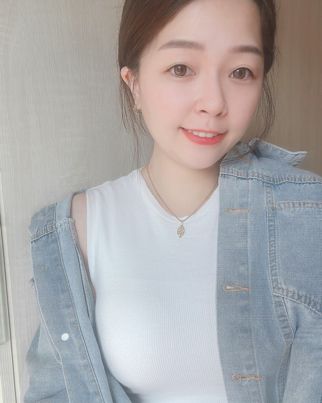 這是一片非常美好、也很絢麗的樹葉🍂 葉緣是微不規則卻自然的線條 葉片上是精緻的碎鑽組成💎 整片葉子是有彎彎角度 不是無聊的平面 非常精緻漂亮(⁎⁍̴̛ᴗ⁍̴̛⁎)💗 另外一大巧思是 鍊子是延伸葉柄的蛇骨鍊 戴在脖子上 完美的融合💫 這次還特地穿比較休閒的服裝搭配 讓美女們參考這是一款上班、上課都合適的項鍊唷🌟