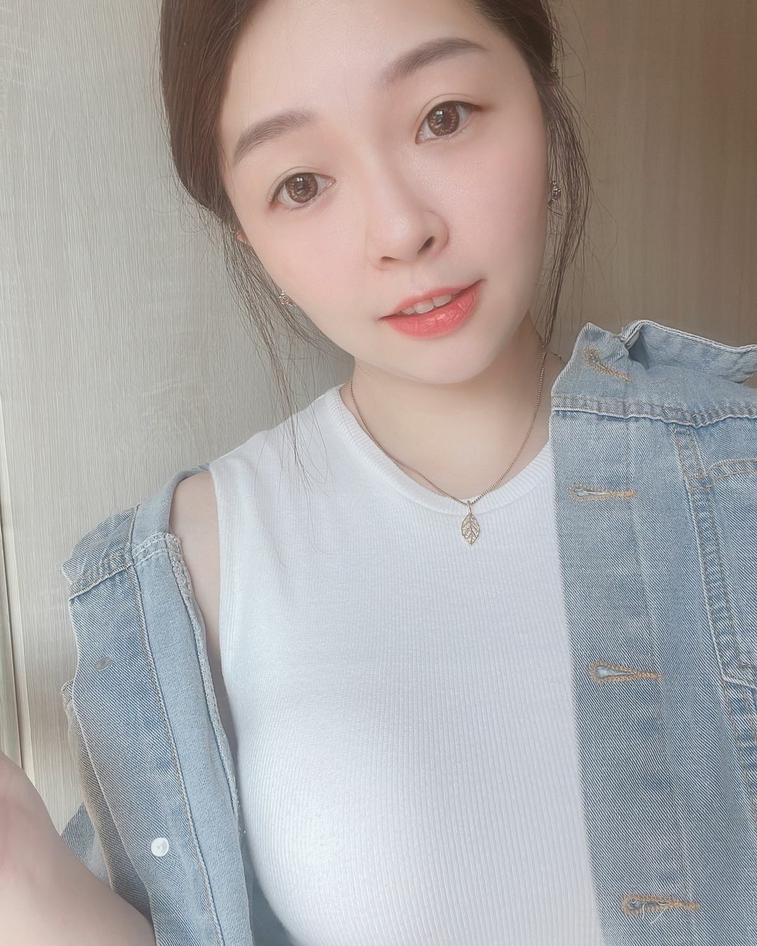 這是一片非常美好、也很絢麗的樹葉🍂 葉緣是微不規則卻自然的線條 葉片上是精緻的碎鑽組成💎 整片葉子是有彎彎角度 不是無聊的平面 非常精緻漂亮(⁎⁍̴̛ᴗ⁍̴̛⁎)💗 另外一大巧思是 鍊子是延伸葉柄的蛇骨鍊 戴在脖子上 完美的融合💫 這次還特地穿比較休閒的服裝搭配 讓美女們參考這是一款上班、上課都合適的項鍊唷🌟