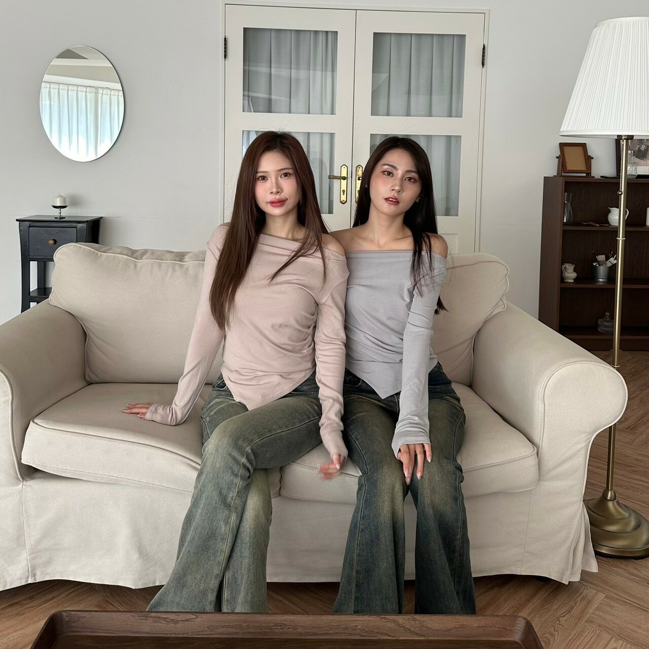 歐膩的微抓皺斜下擺一字領