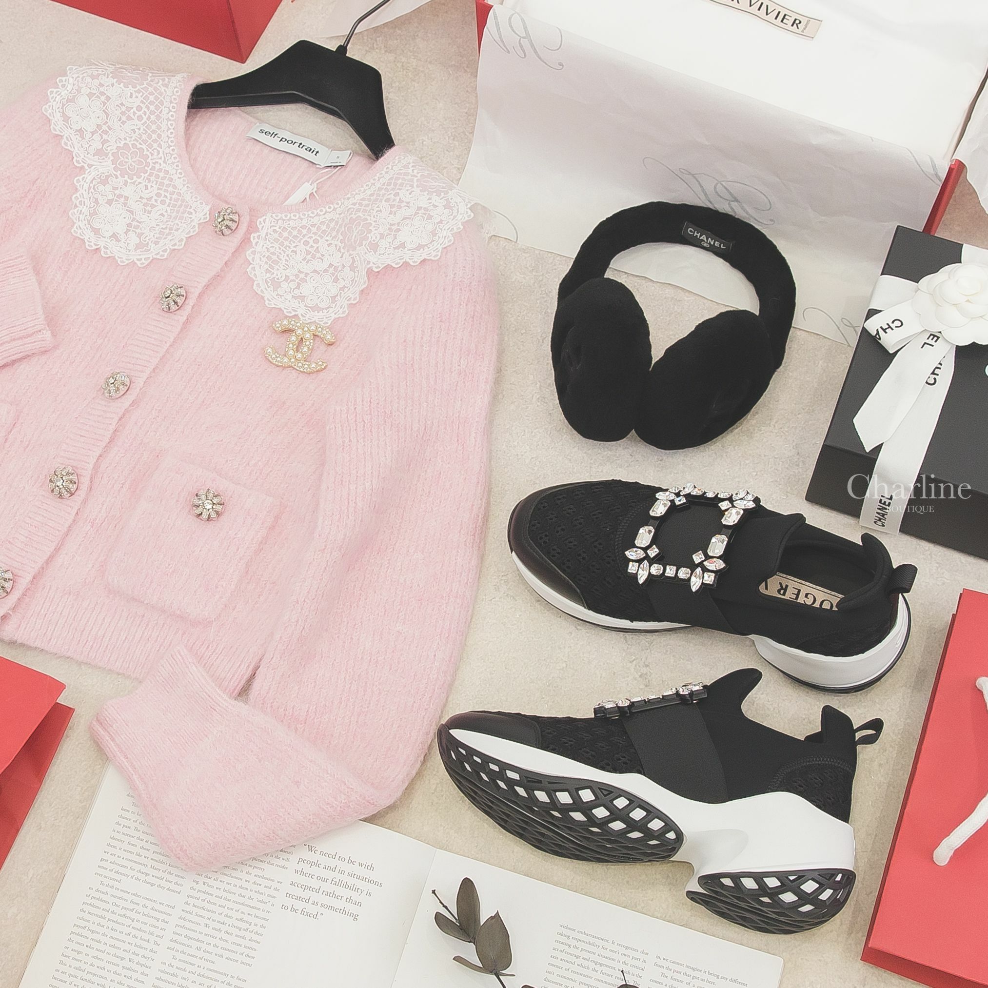Chanel Earmuffs 黑色黑CC綿羊毛耳罩,Roger Vivier 黑色水晶方釦太空棉運動鞋,Chanel 金色大小珍珠水鑽CC胸針-Charline Boutique 精品代購