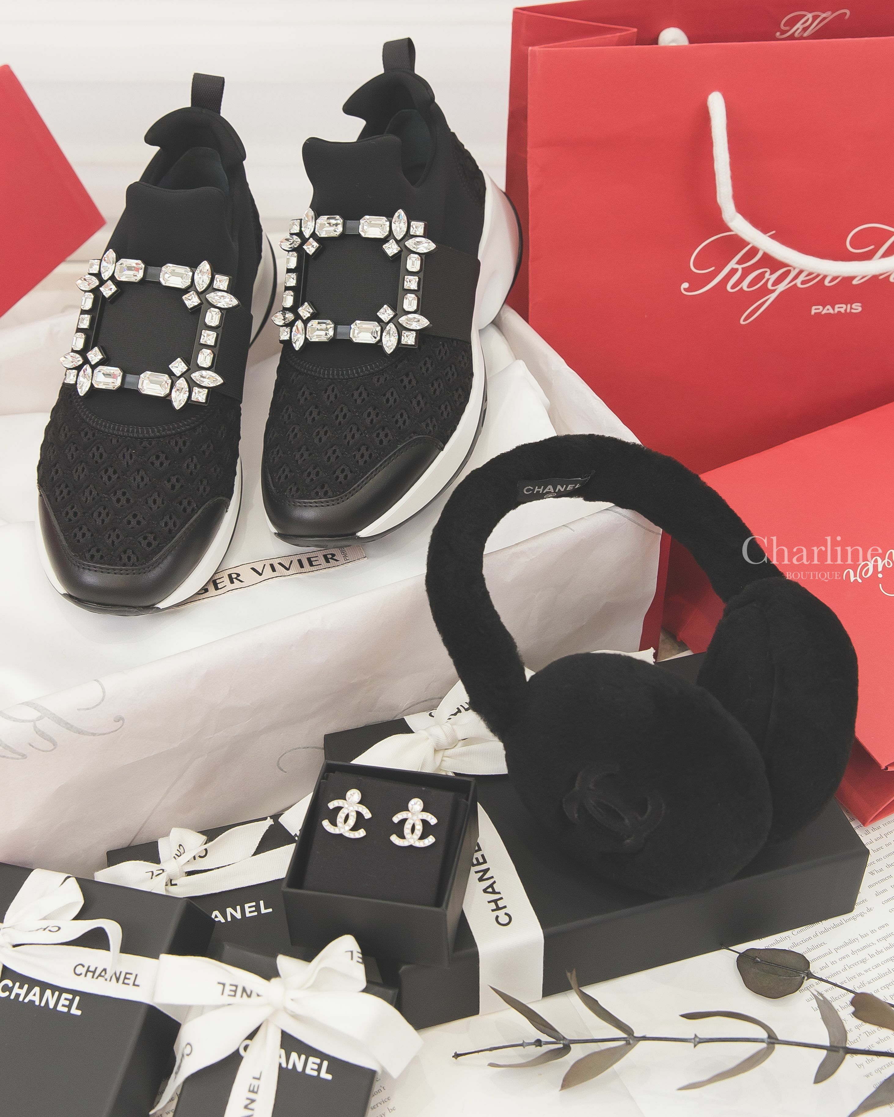 Chanel Earmuffs 黑色黑CC綿羊毛耳罩,Roger Vivier 黑色水晶方釦太空棉運動鞋,Chanel Earrings 銀色圓形水鑽CC耳環-Charline Boutique 精品代購