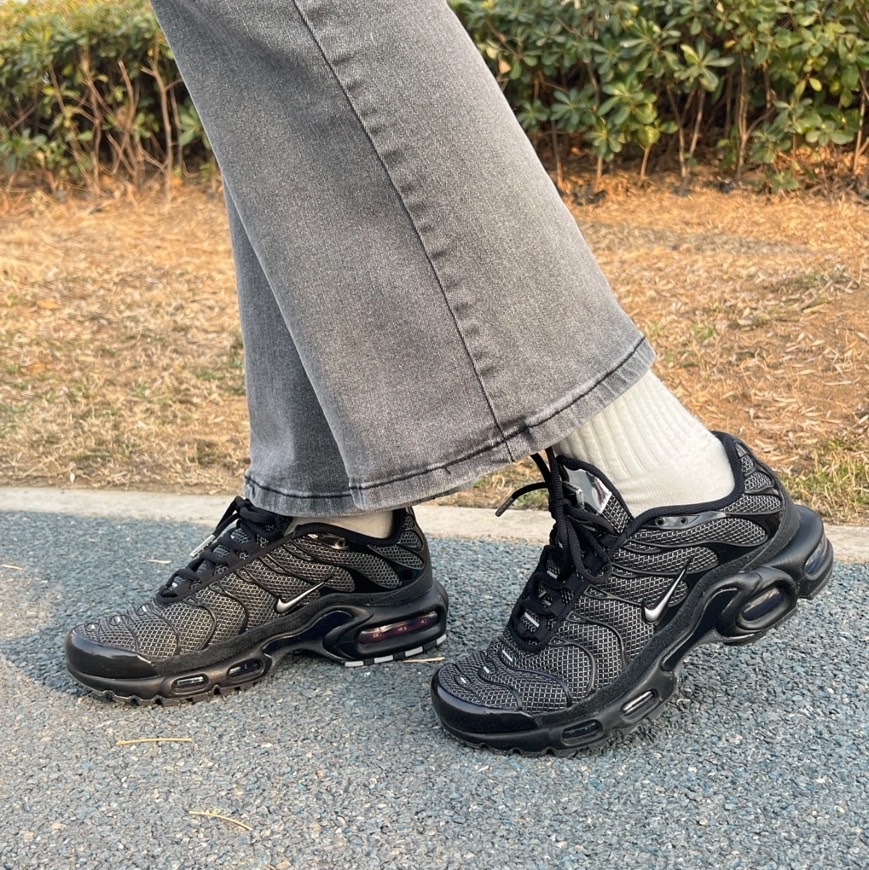 <連線代購商品>女鞋 WMNS NIKE AIR MAX PLUS 黑銀 全氣墊 跑鞋【DQ0850-001】