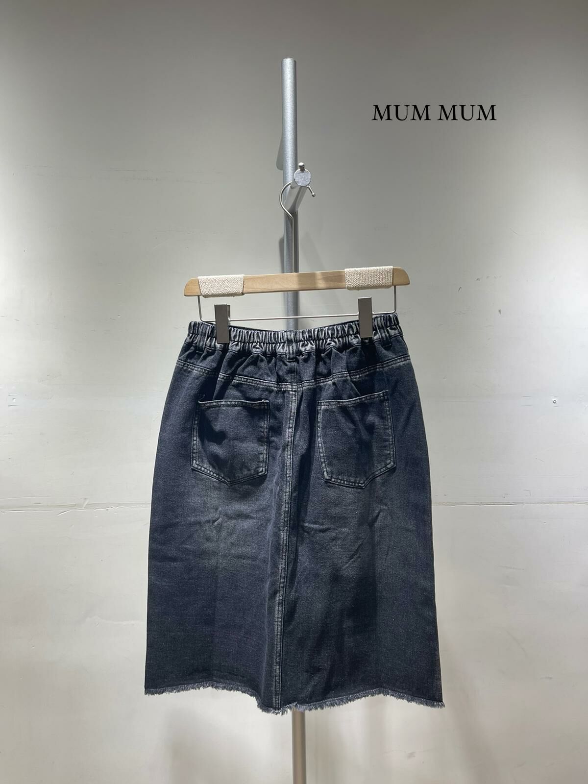 03090a/小開叉洗水黑牛仔短裙 26-36W/38H/23L