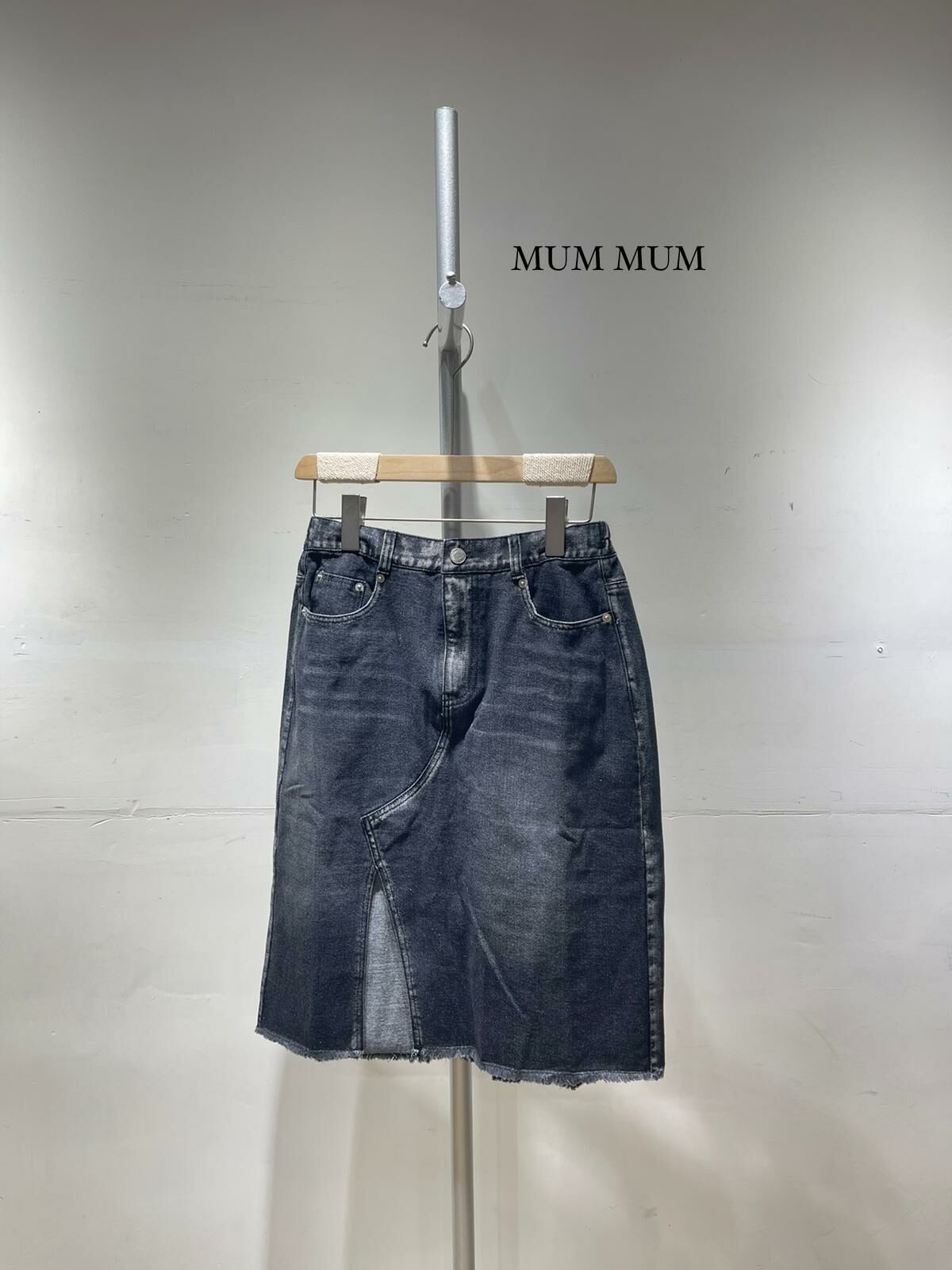 03090a/小開叉洗水黑牛仔短裙 26-36W/38H/23L