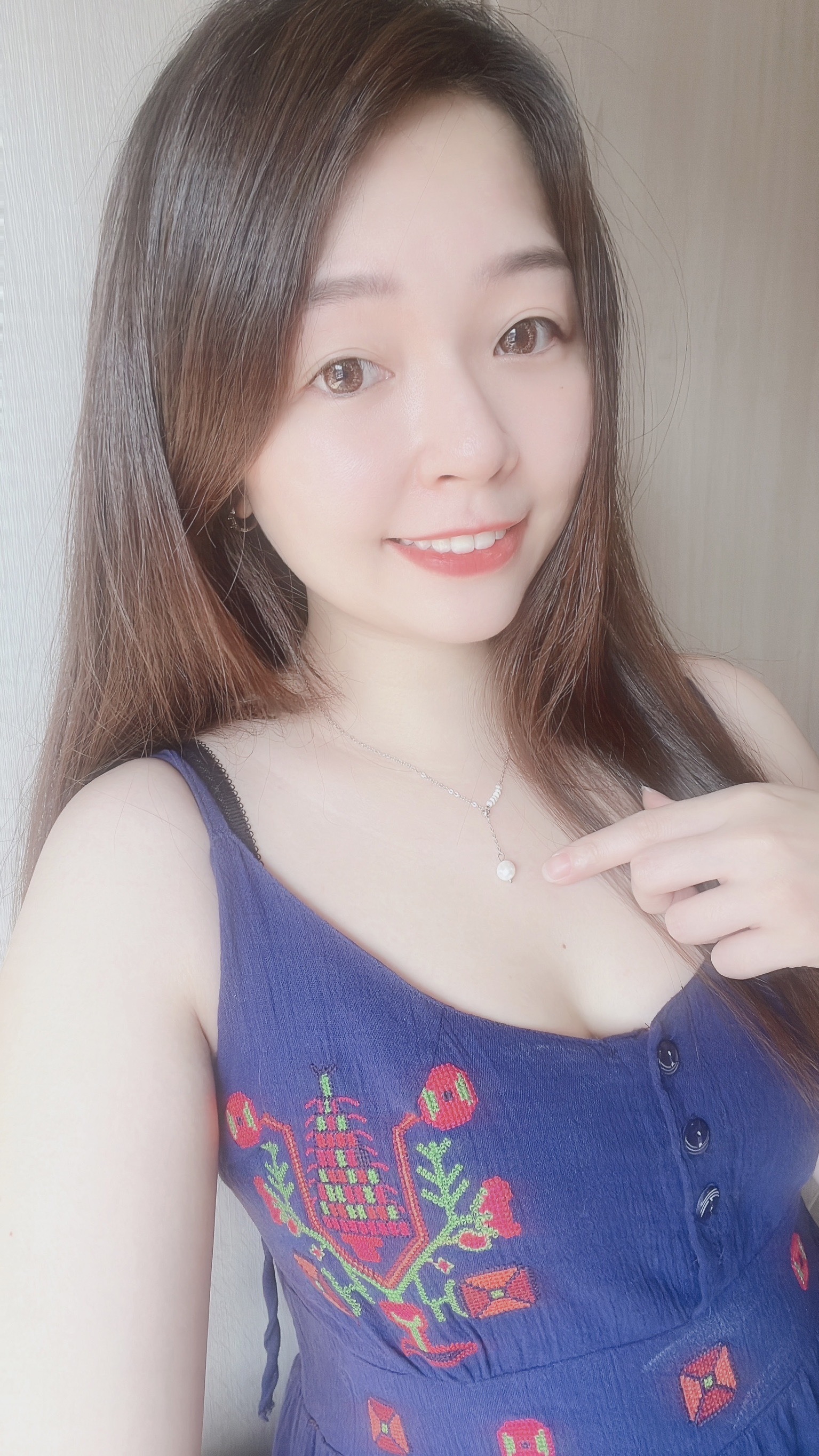 這款不對稱珍珠項鍊 一邊是許多小顆、優雅獨特的巴洛克珍珠 一邊是單純氣質的銀色素鍊 相遇後 用浪漫大顆的巴洛克珍珠結尾🤍 像在訴說雖然看起來很不同的兩個人 有著浪漫的相遇 為彼此神魂顛倒 命中註定的相愛 成為彼此心中珍貴的人💞